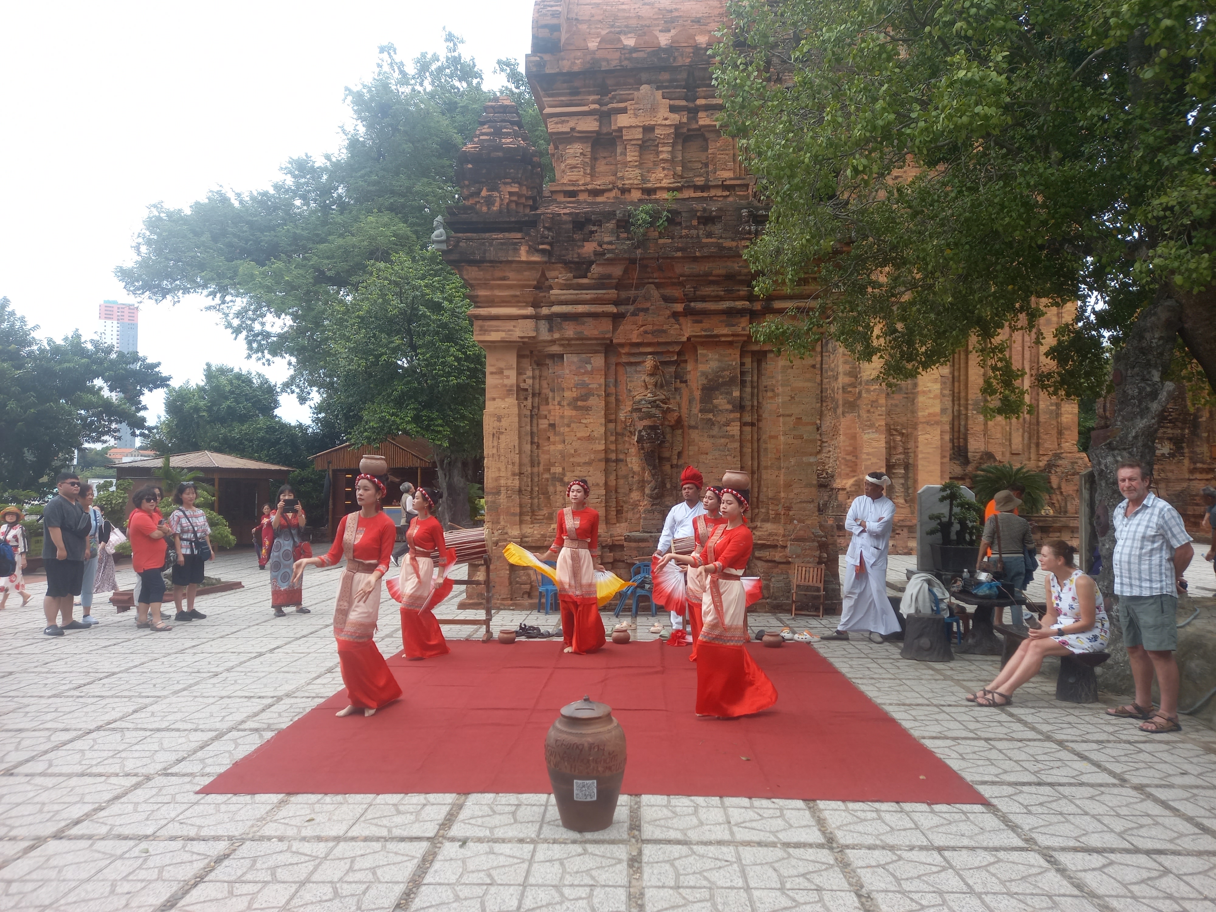 Múa Chăm ở Tháp Bà Ponagar.