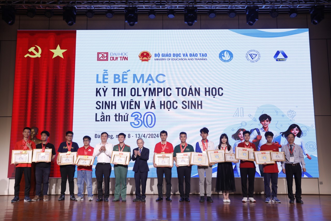 Sinh viên Võ Văn Thành (thứ 5 từ phải sang) nhận khen thưởng (Ảnh do nhà trường cung cấp). 