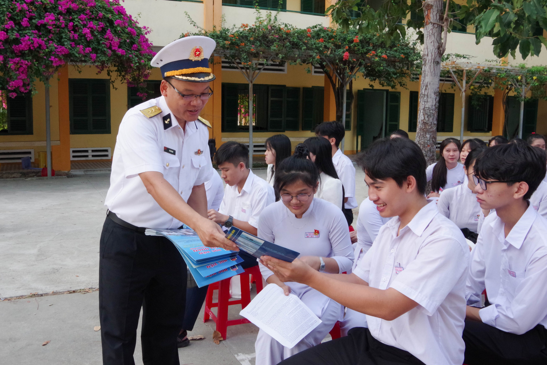 Giới thiệu đến các học sinh về các tiêu chuẩn, thủ tục đăng ký dự thi vào Học viện Hải quân.
