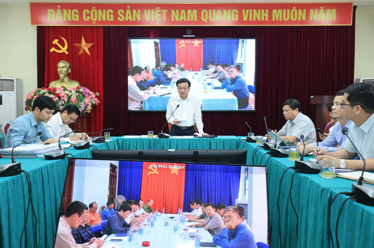 Thứ trưởng Bộ Giao thông vận tải họp trực tuyến với các đơn vị đang xử lý sự cố sạt lở hầm đường sắt Bãi Gió