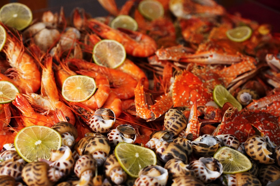 Ana Mandara Cam Ranh phục vụ thực khách tiệc nướng hải sản đa dạng 