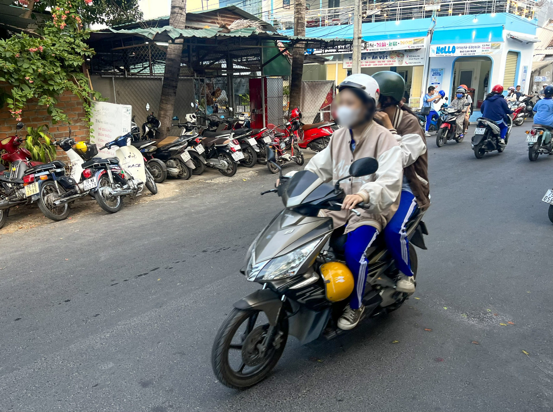Học sinh Trường THPT Hà Huy Tập (TP. Nha Trang) đi xe máy trên 50cm3 khi tan học.