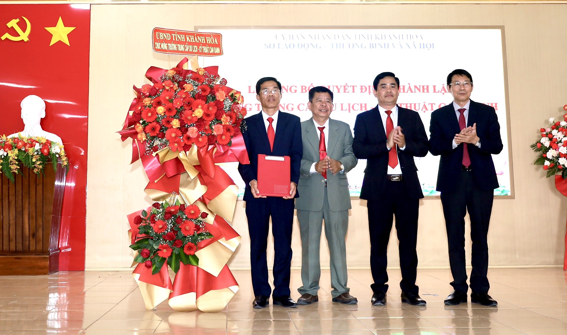 Ông Đinh Văn Thiệu trao quyết định thành lập Trường Trung cấp Du lịch - Kỹ thuật Cam Ranh.
