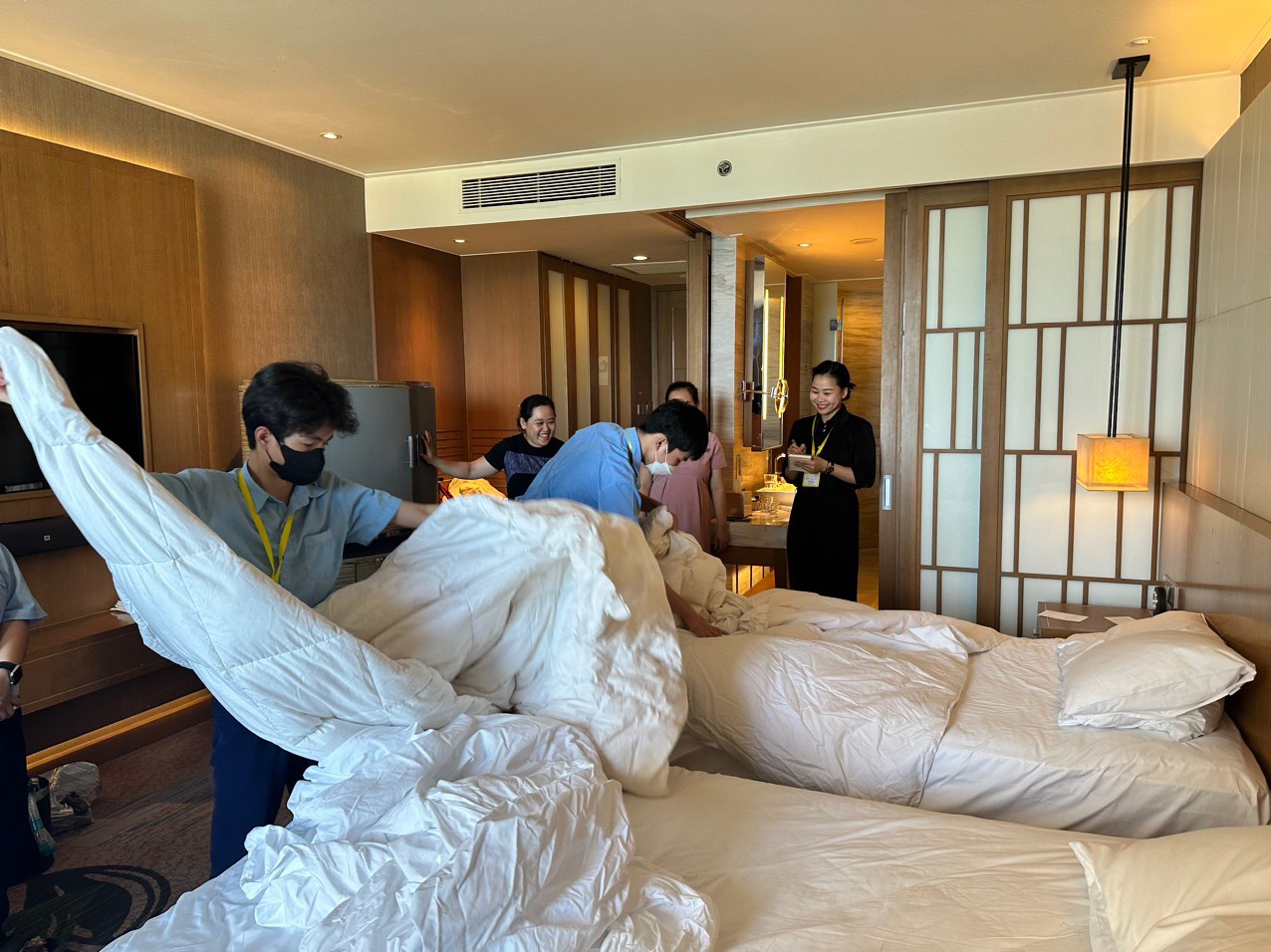 Học sinh của trung tâm thực hành làm buồng phòng khách sạn.