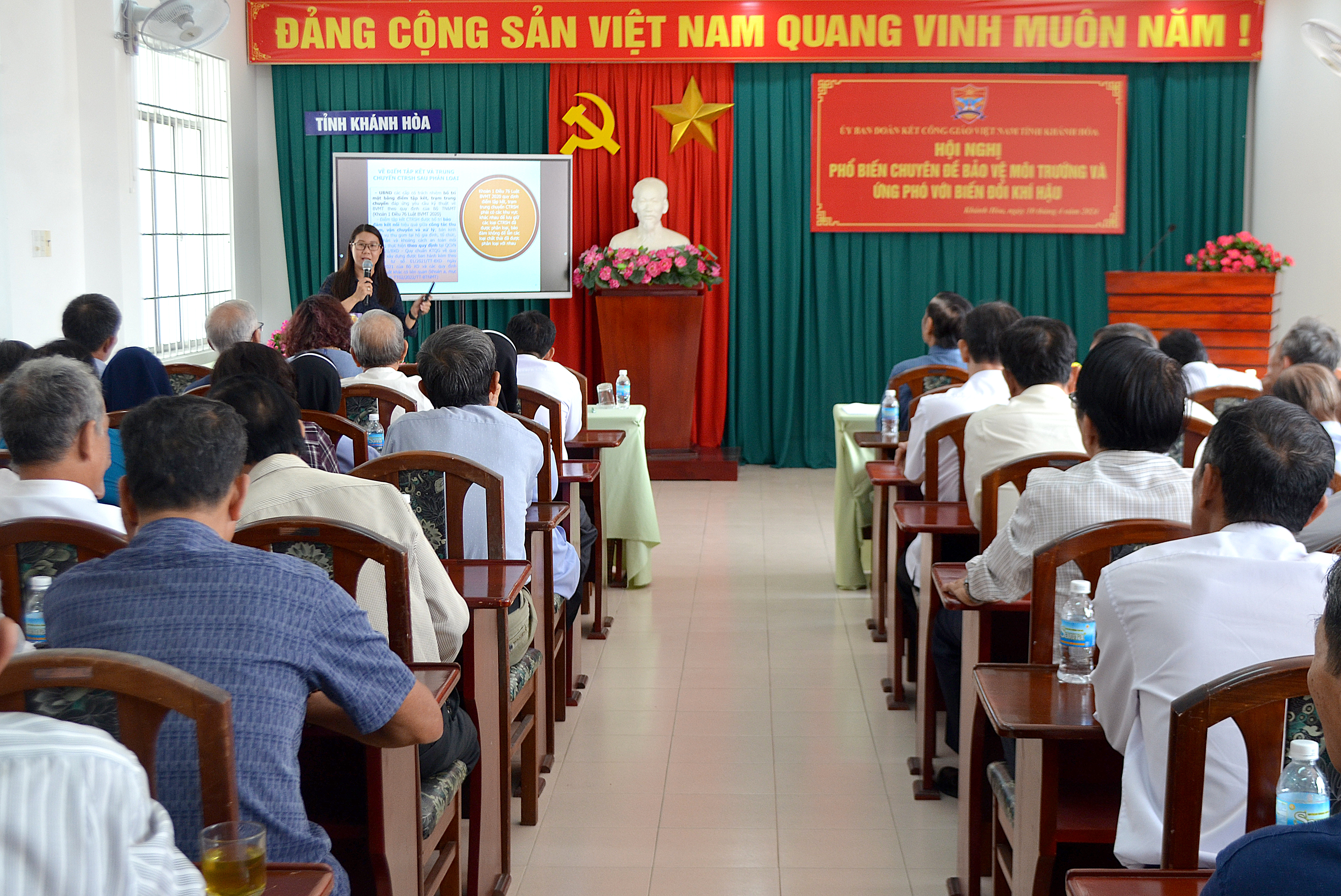 Hơn 100 đại biểu dự Hội nghị phổ biến chuyên đề Bảo vệ môi trường và ứng phó với biến đổi khí hậu