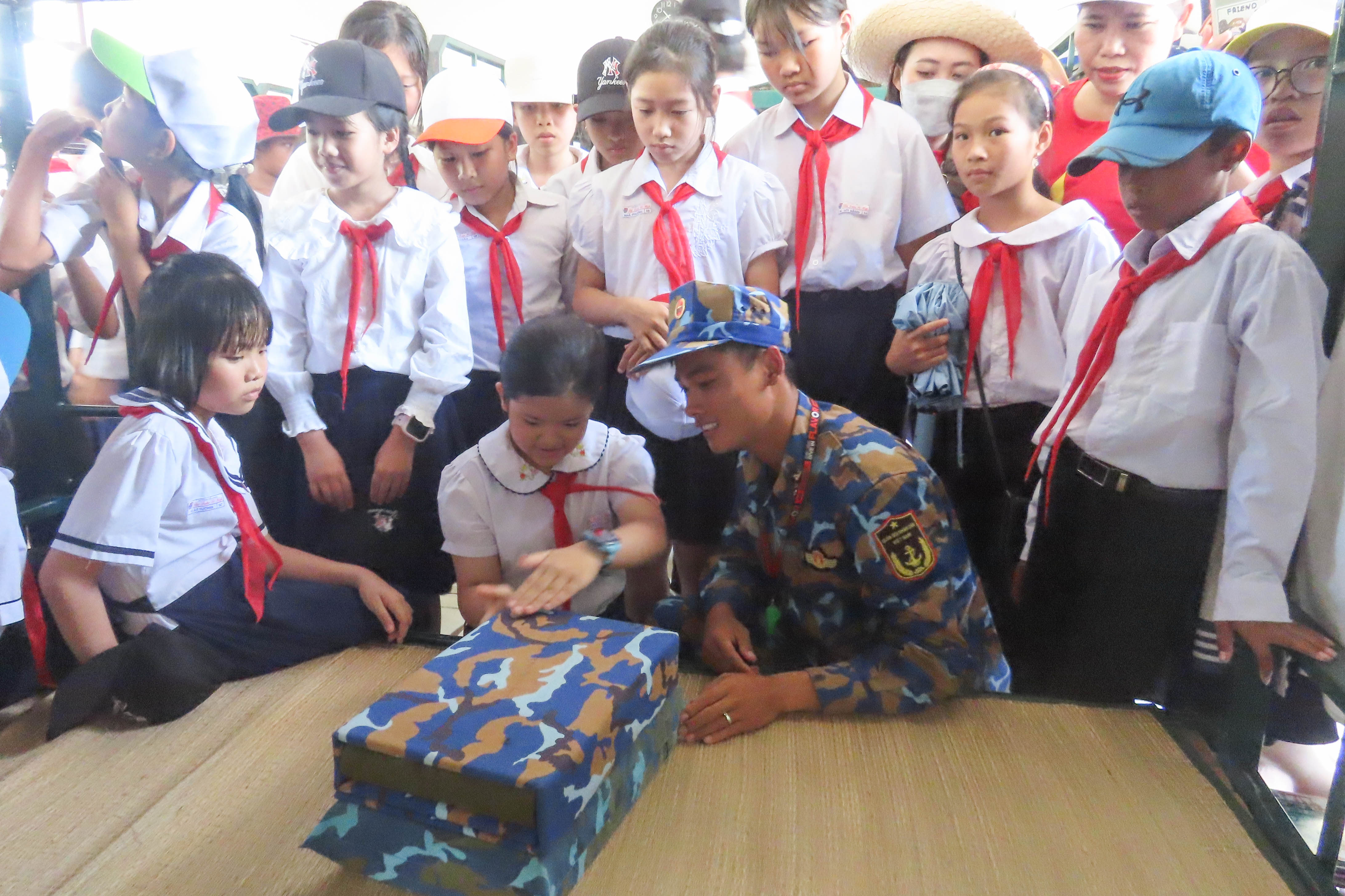 Lữ đoàn 101: Phối hợp tổ chức ngoại khoá cho học sinh Trường Tiểu học thị trấn Tô Hạp