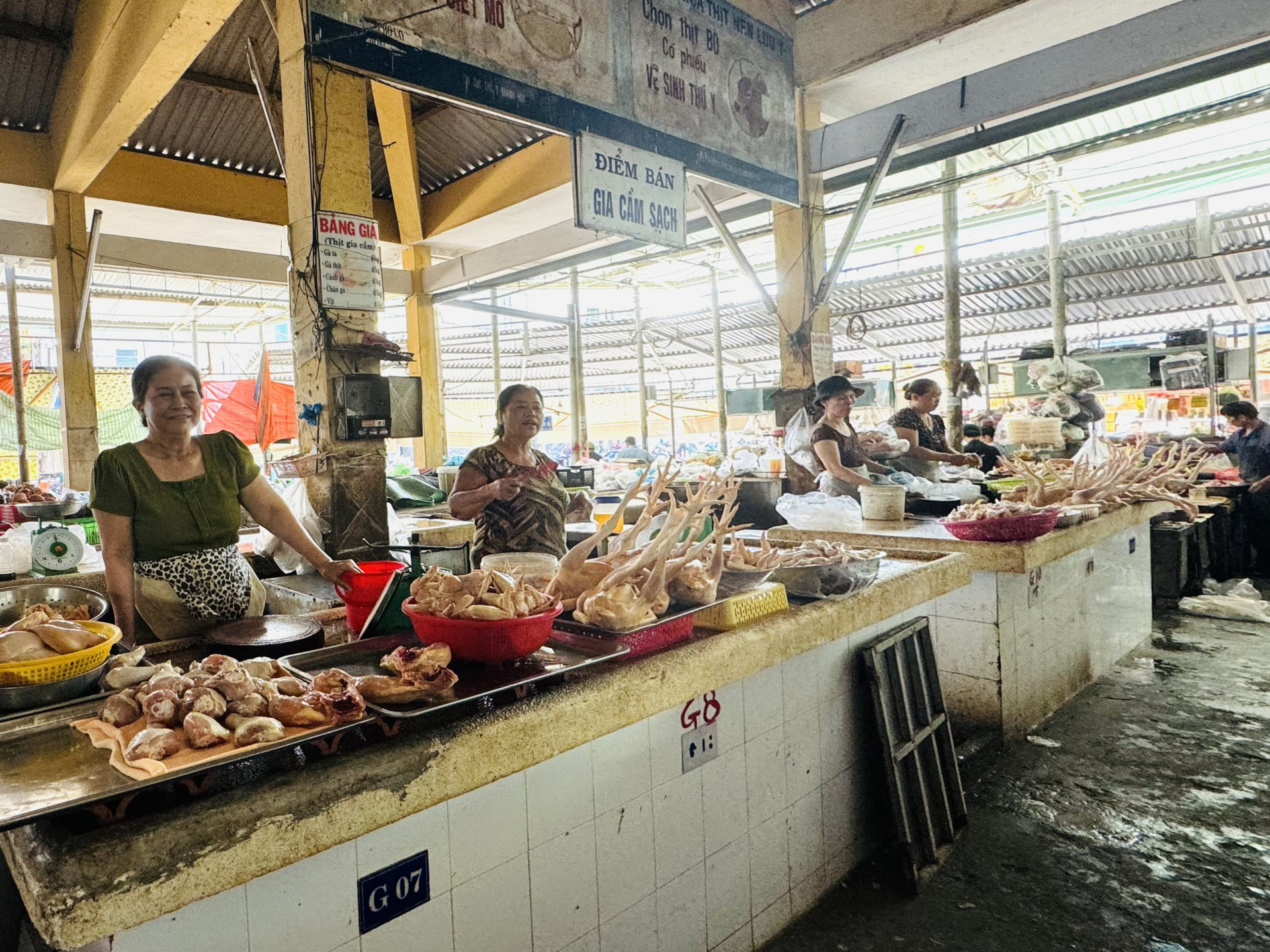 Các sạp hàng  bán thịt gà  tại chợ Xóm Mới vắng khách.  (Ảnh chụp sáng 6-4)