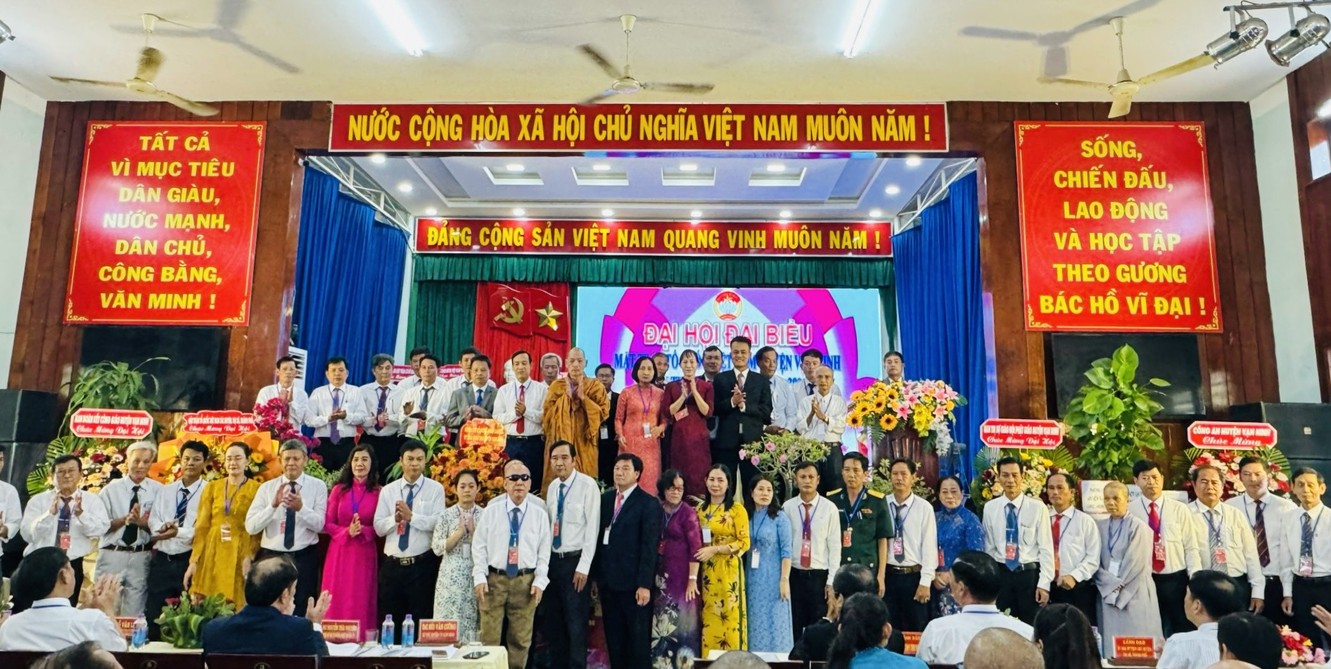 Các uỷ viên UBMTTQ Việt Nam huyện nhiệm kỳ mới ra mắt đại hội