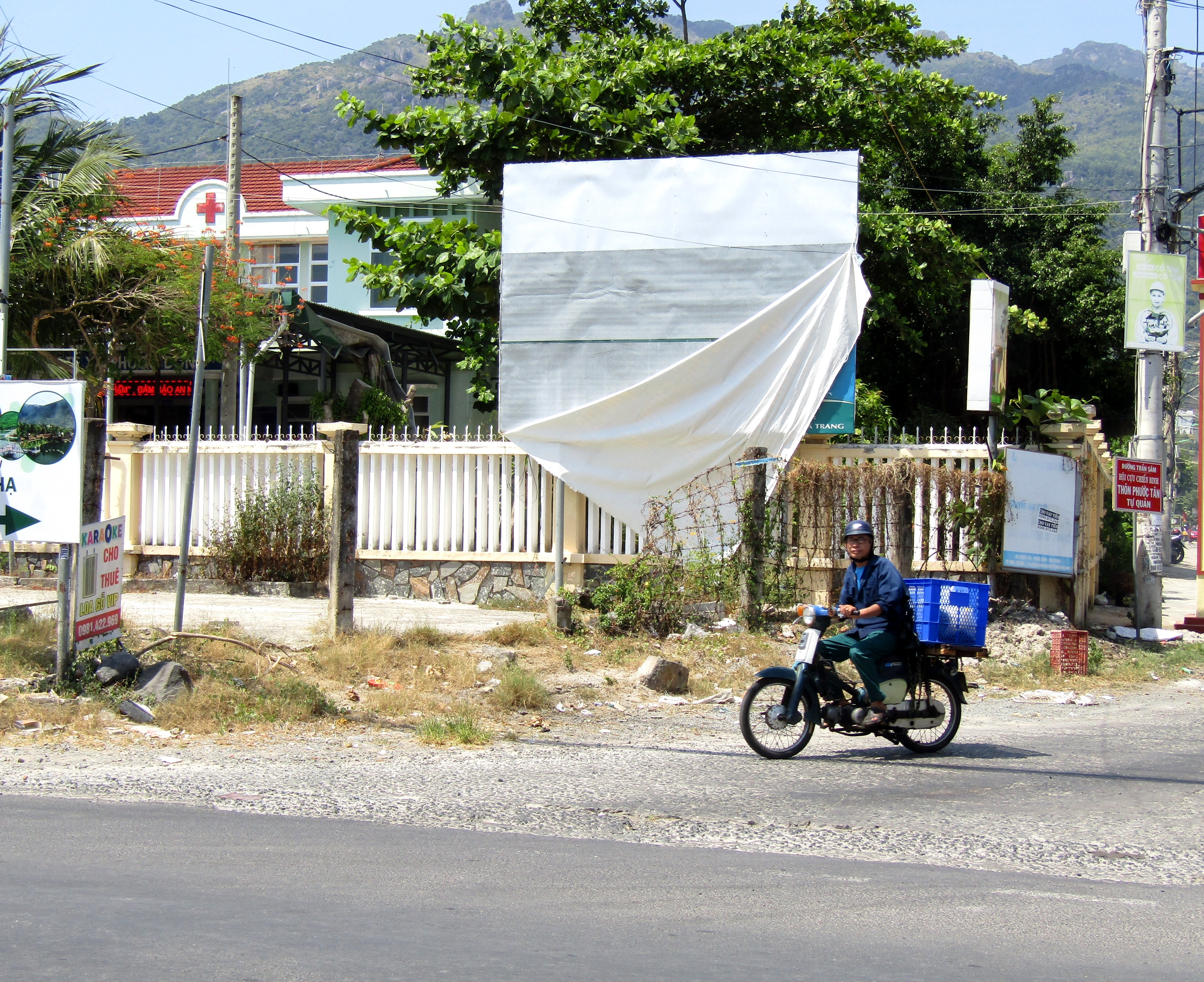 Cần làm mới pa nô tuyên truyền