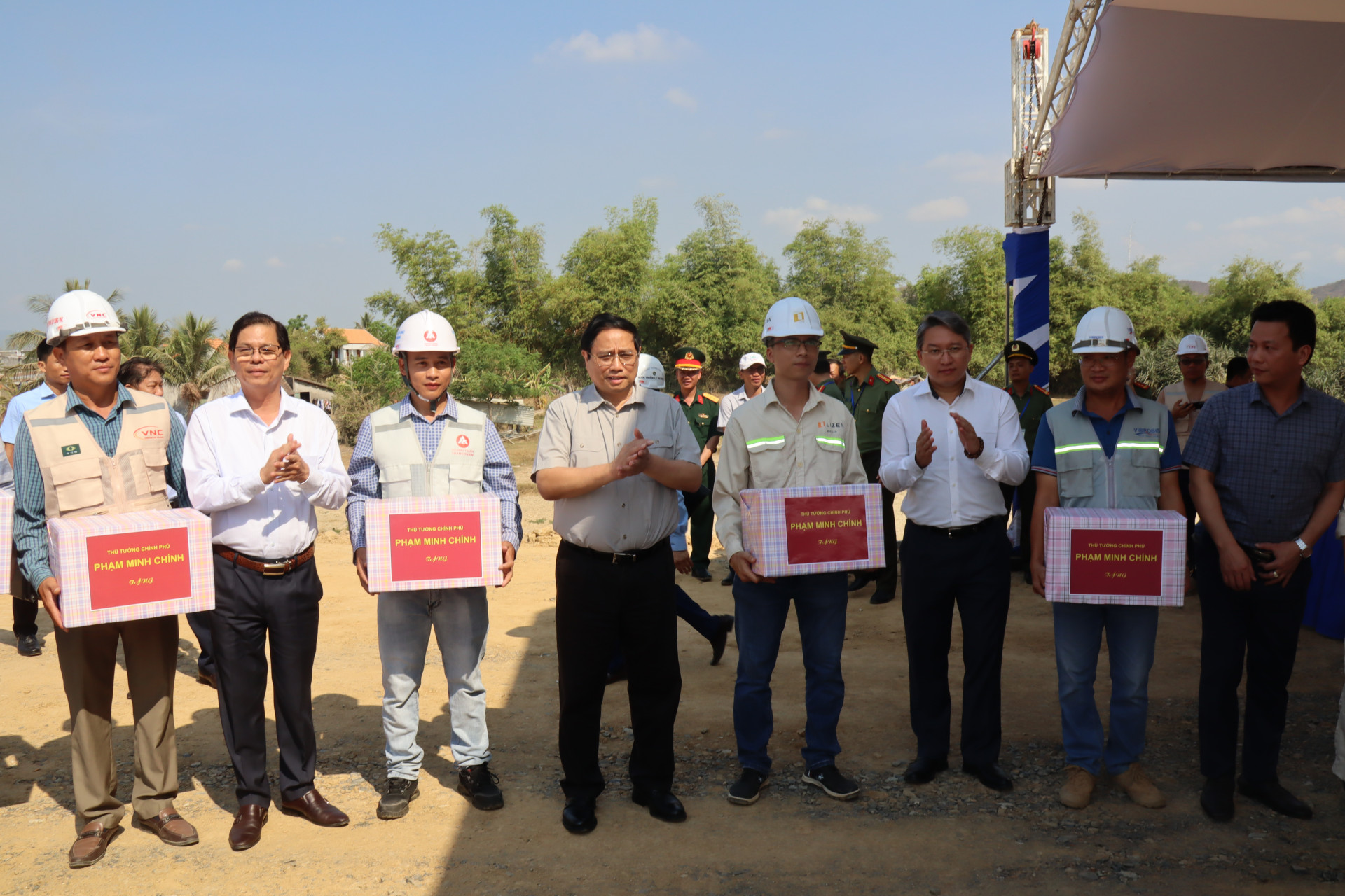 Thủ tướng Chính phủ cùng lãnh đạo tỉnh Khánh Hòa tặng quà cho đơn vị thi công Cao tốc Vân Phong – Nha Trang
