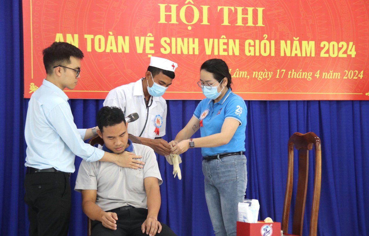 Các đội thi phần thi thực hành.