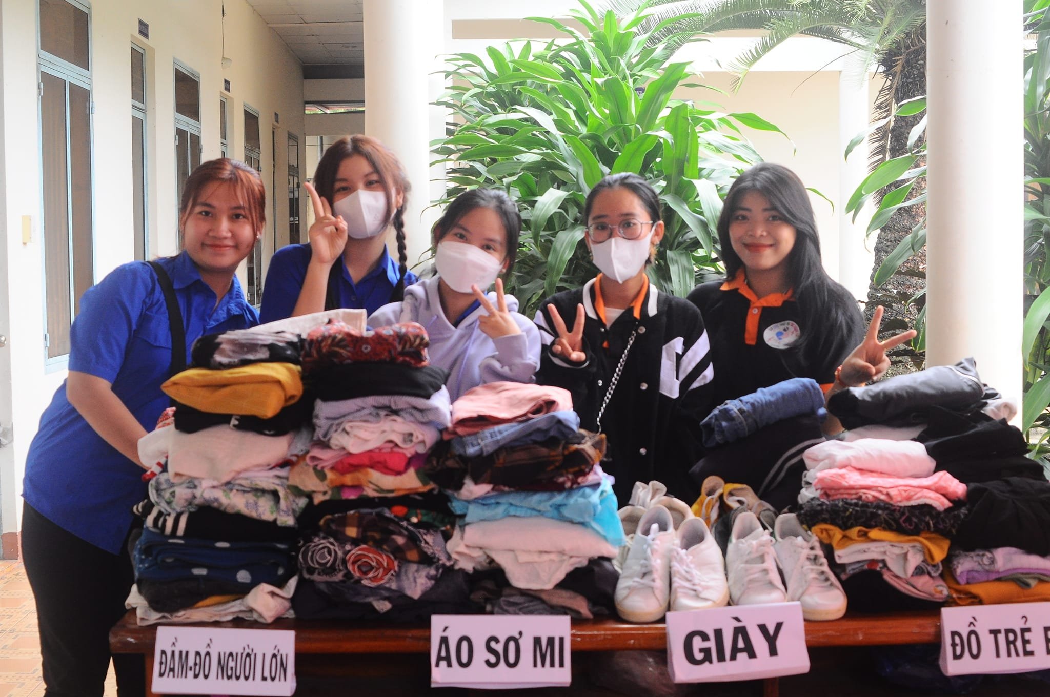 Các thành viên Câu lạc bộ Nghệ thuật tham gia chương trình Xuân tình nguyện tại xã Suối Tiên, huyện Diên Khánh.