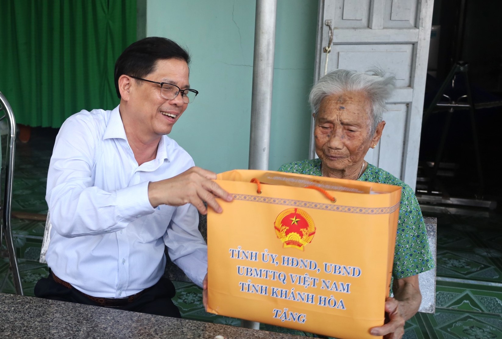Đồng chí Nguyễn Tấn Tuân thăm hỏi, tặng quà Mẹ Việt Nam anh hùng Cao Thị Mau.
