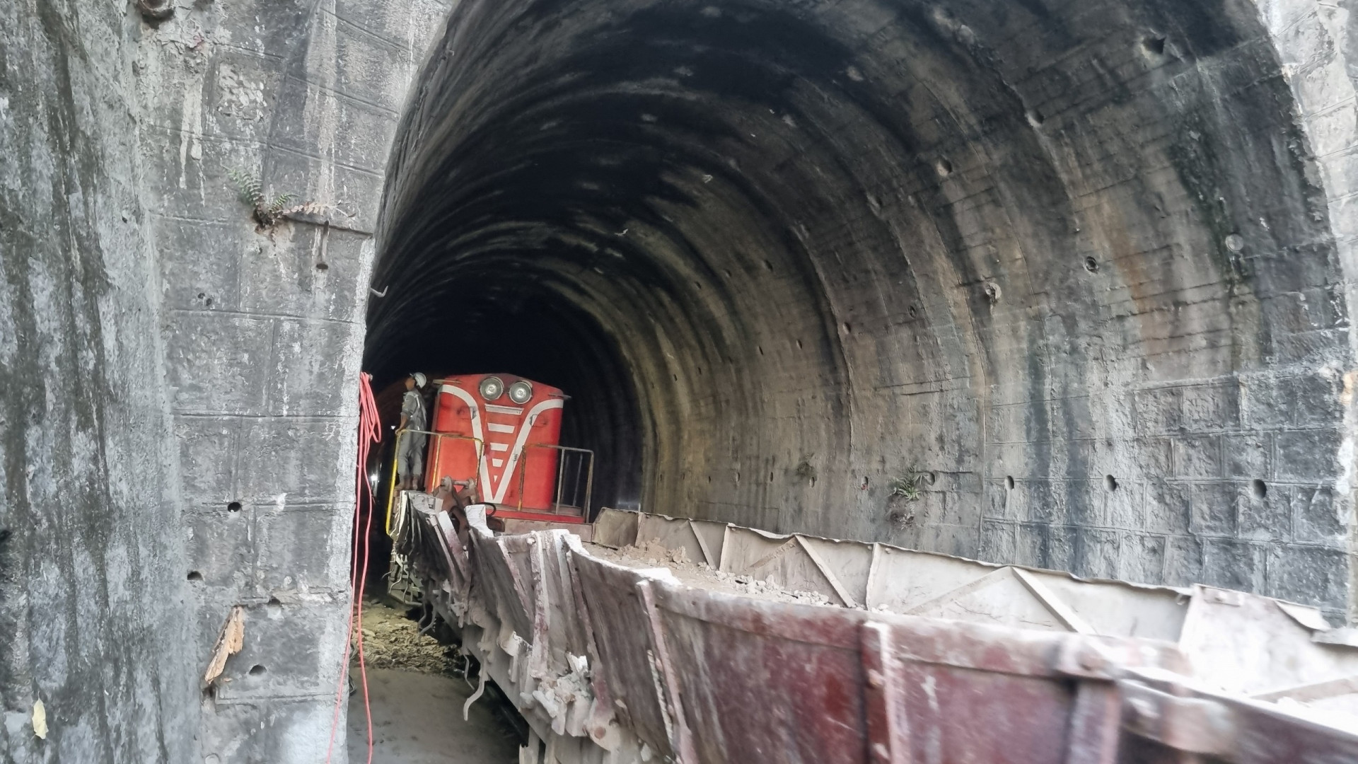 Chính thức thông hầm đường sắt qua Đèo Cả