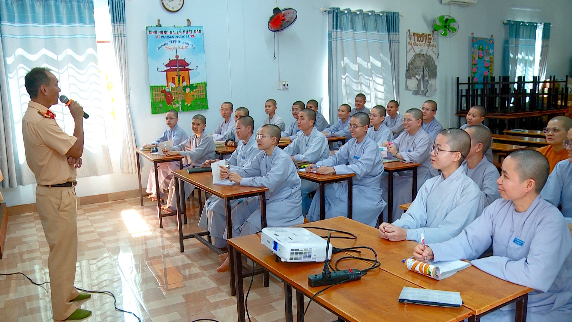 Cán bộ Phòng Cảnh sát giao thông tuyên truyền về an toàn giao thông cho các ni sinh Trường Trung cấp Phật học Khánh Hòa