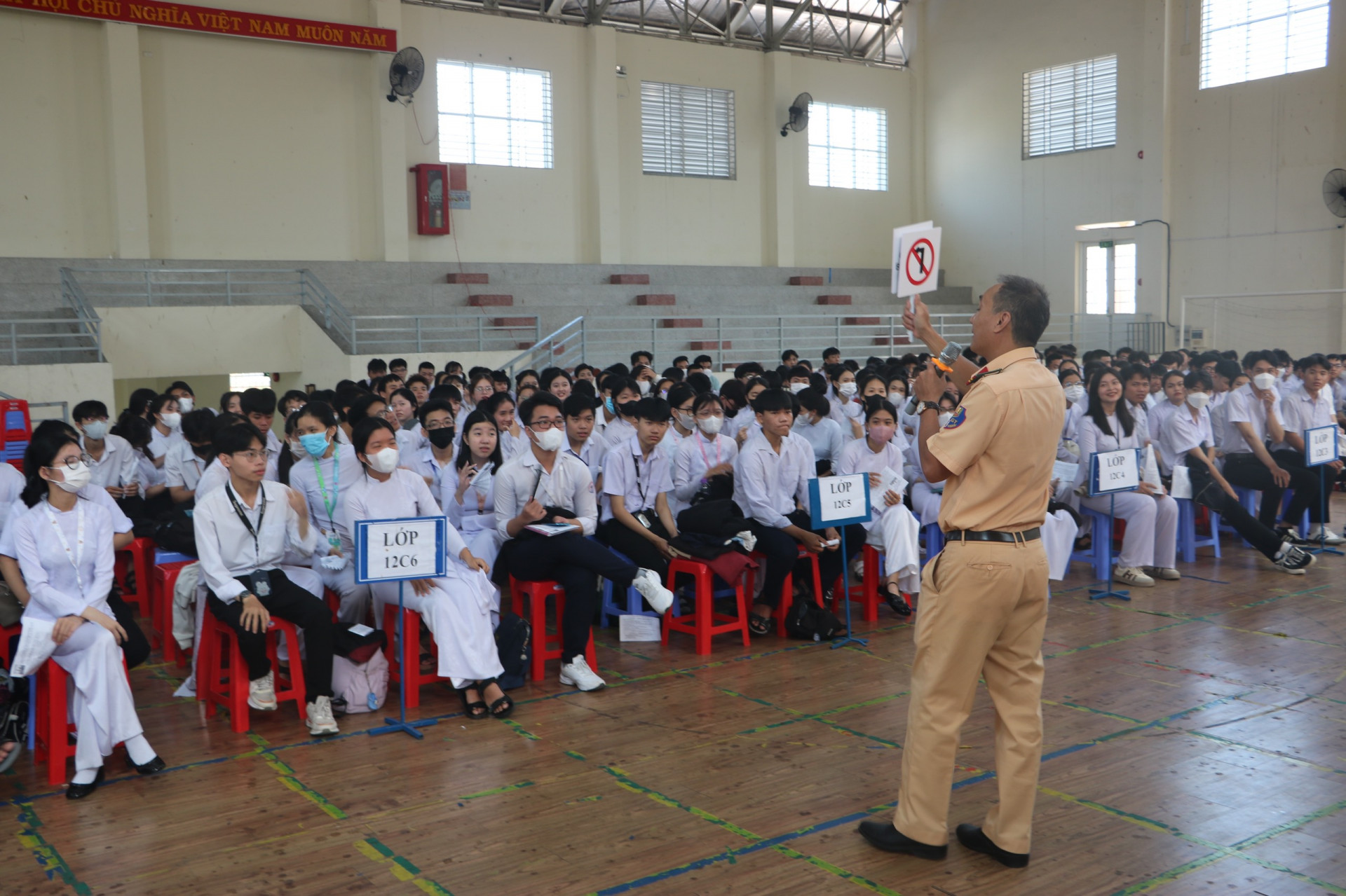 Cán bộ Phòng Cảnh sát giao thông tuyên truyền về cách nhận biết các biển báo giao thông cho học viên tại Trường Trung cấp Kinh tế Khánh Hòa 