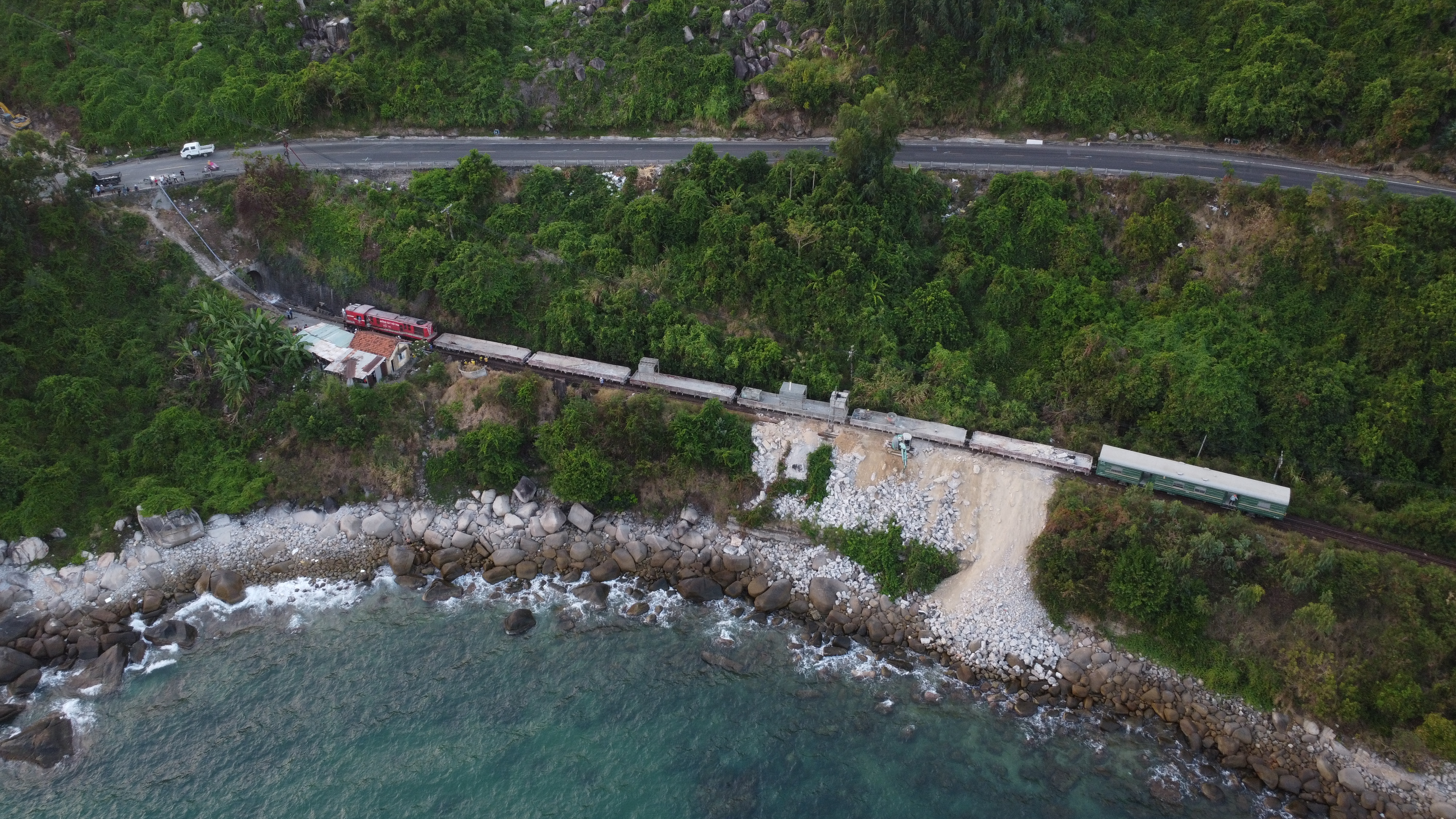 Thông hầm đường sắt qua Đèo Cả