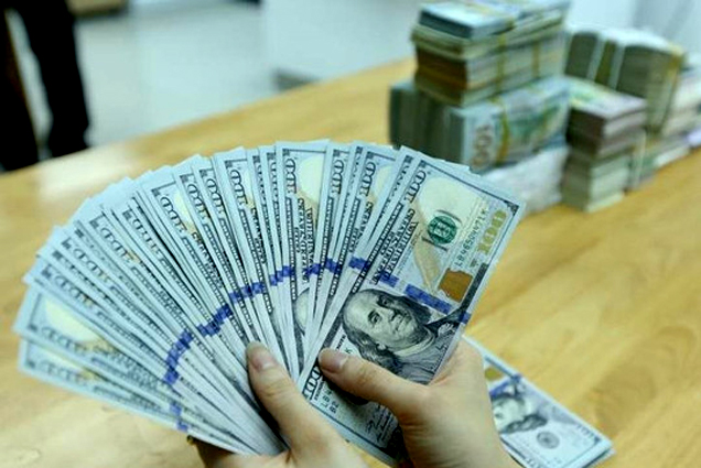 Giá USD tăng vọt, vàng nhích nhẹ