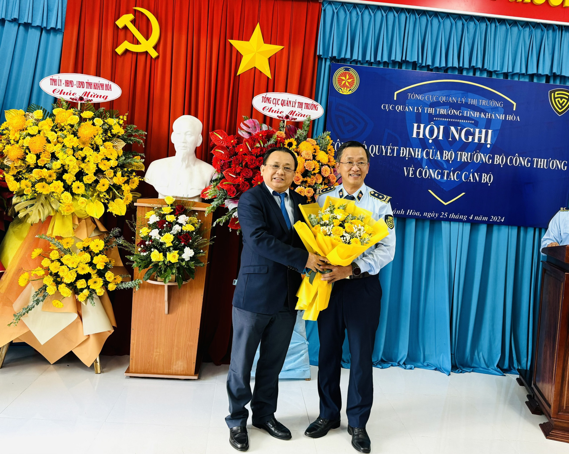 Ông Lê Hữu Hoàng tăng hoa chúc mừng ông Trần Phước Trí.