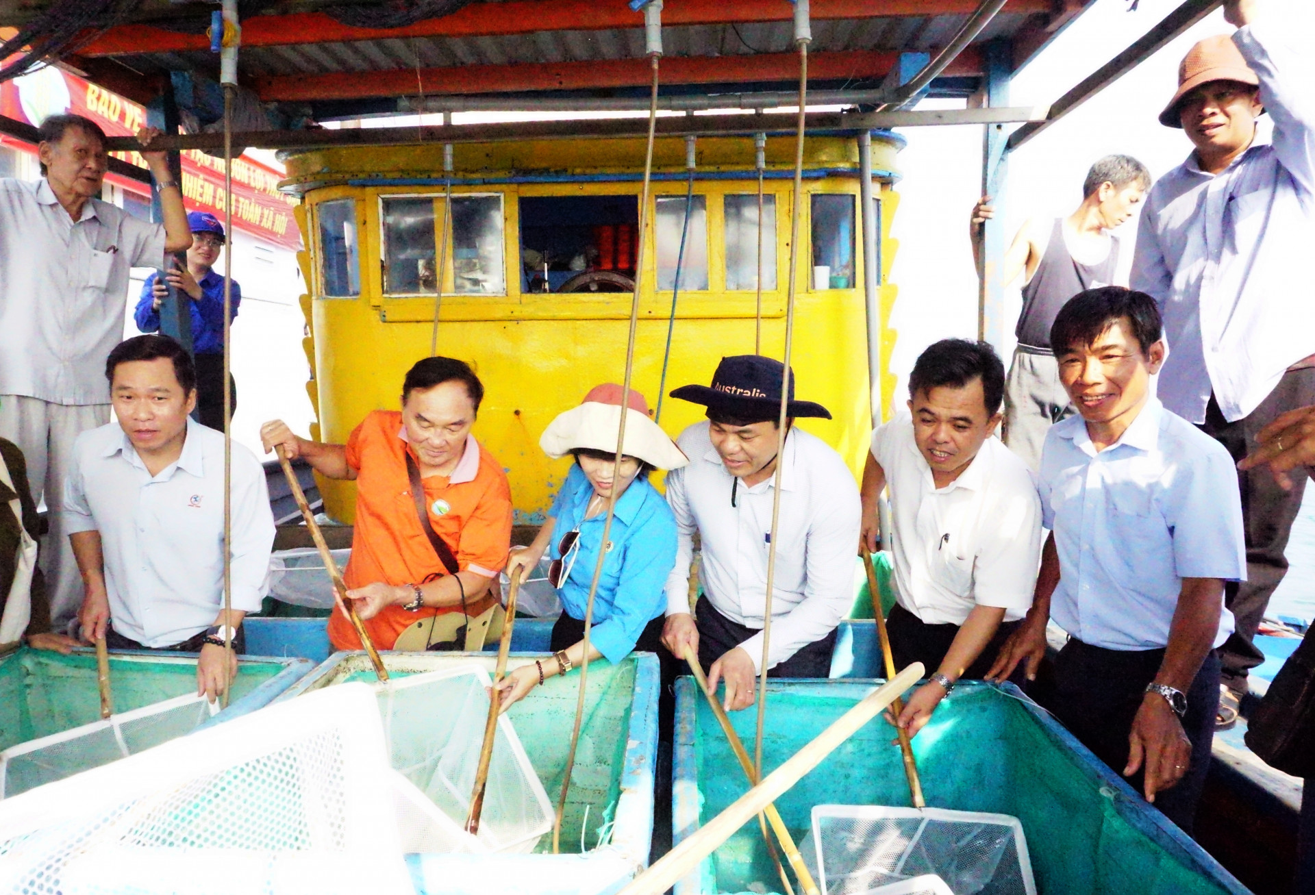 Lãnh đạo các đơn vị tham gia thả giống tái tạo nguồn lợi thủy sản ven bờ