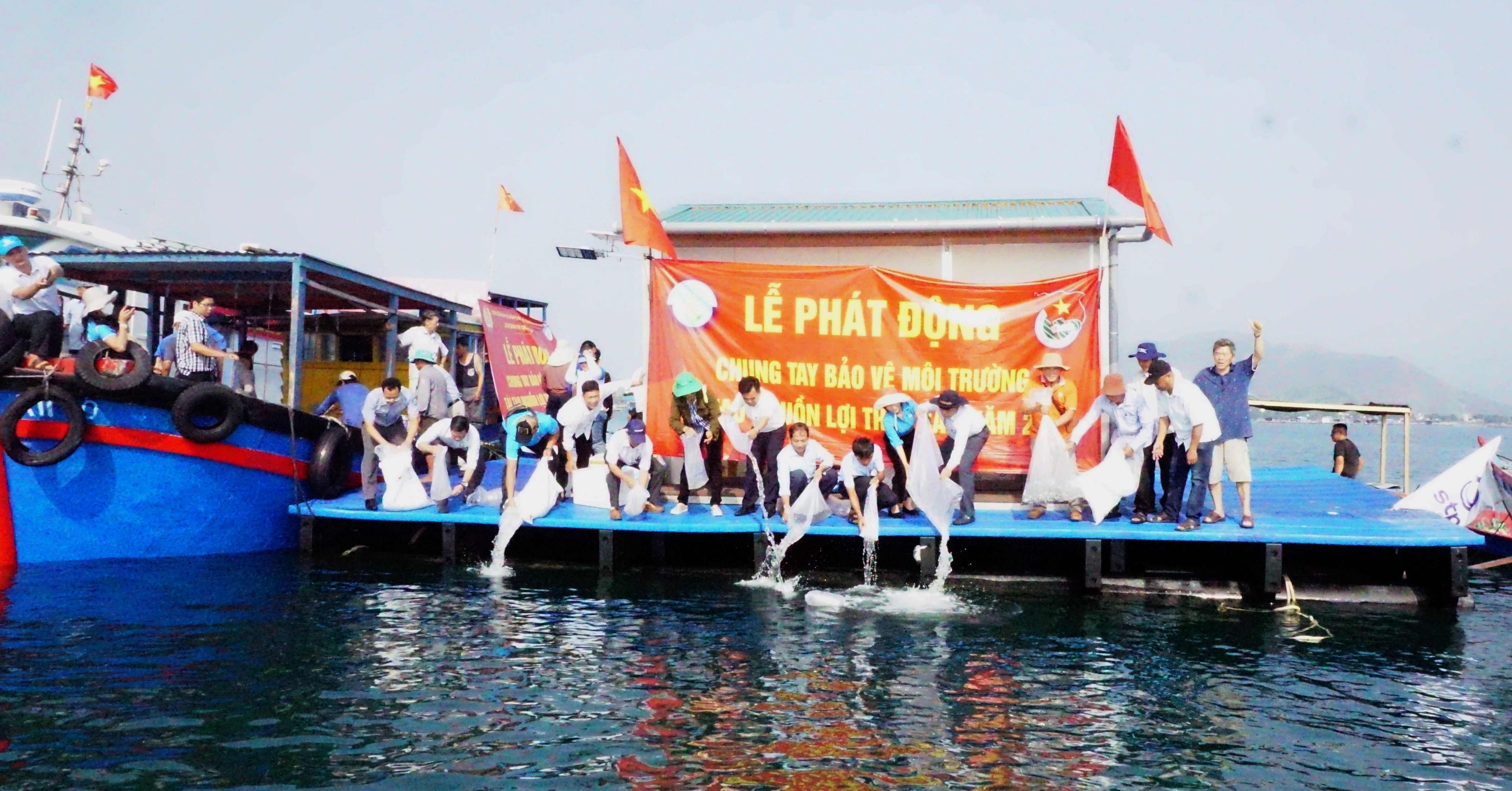 Thả gần 2,5 triệu con giống tái tạo nguồn lợi thủy sản tại Rạn Trào