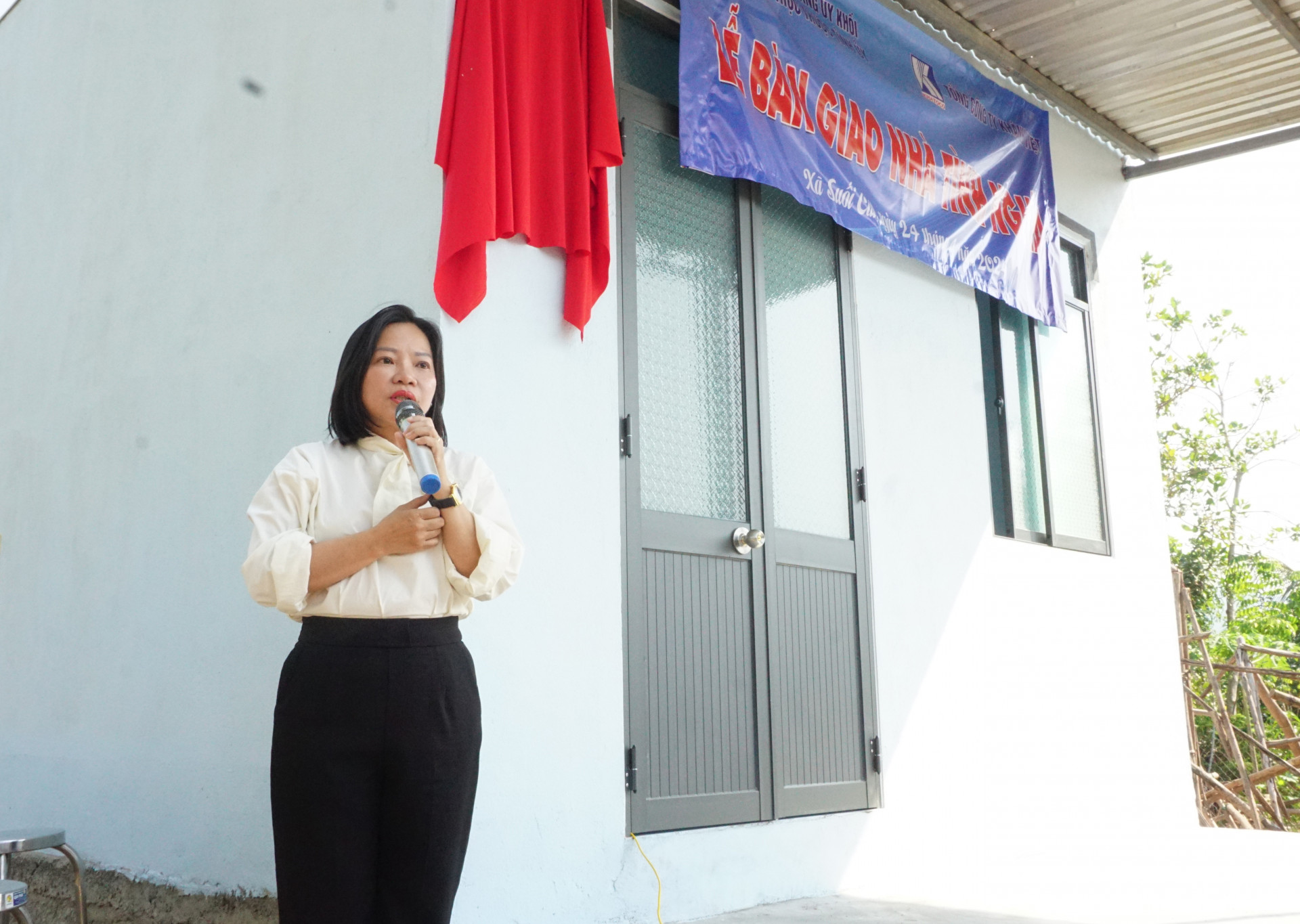 Bà Thái Thị Lệ Hằng phát biểu tại buổi lễ bàn giao nhà tình nghĩa cho hộ cận nghèo xã Suối Cát
