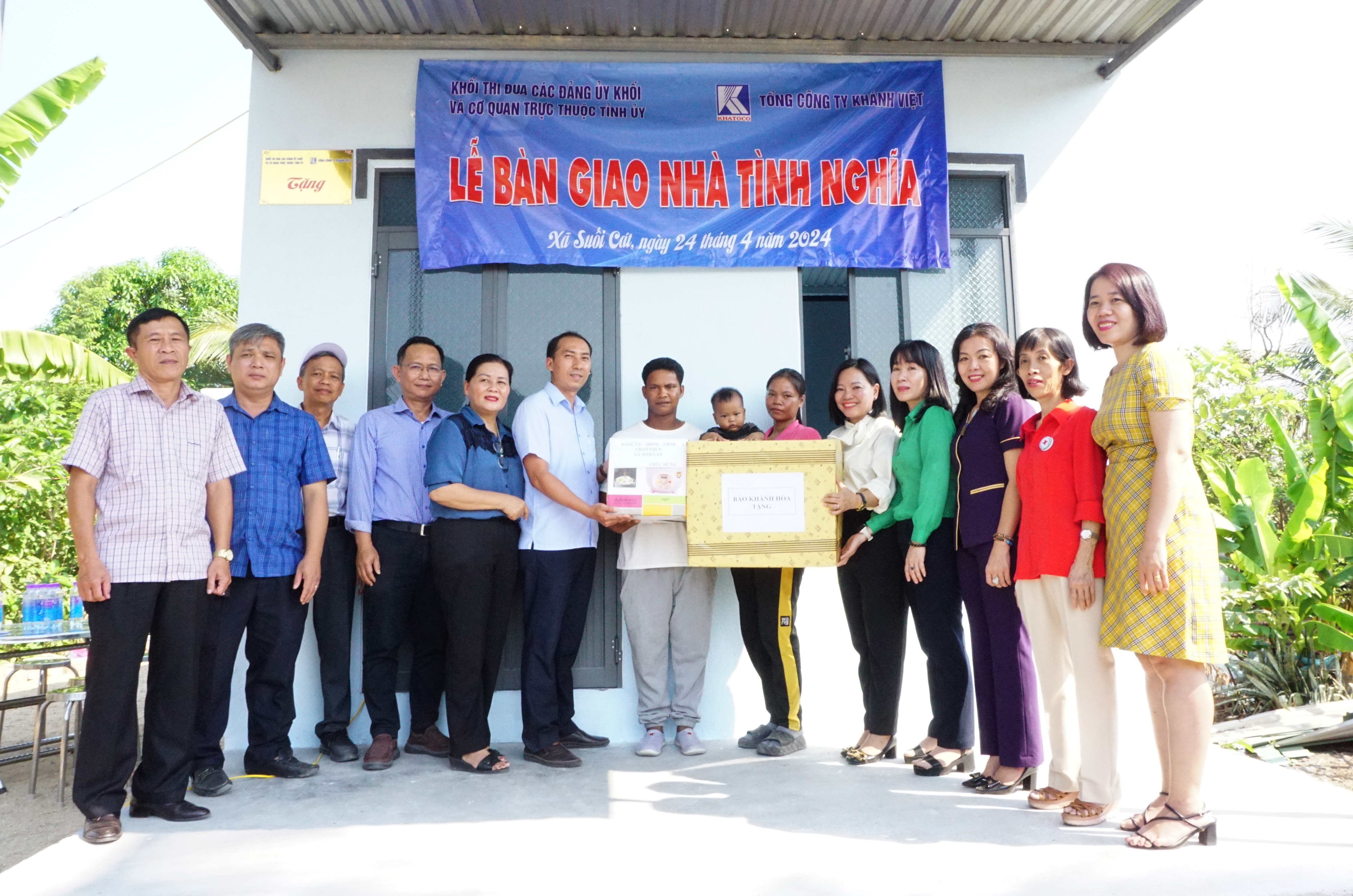 Bàn giao nhà tình nghĩa cho gia đình ông Cao Lịt ở xã Suối Cát