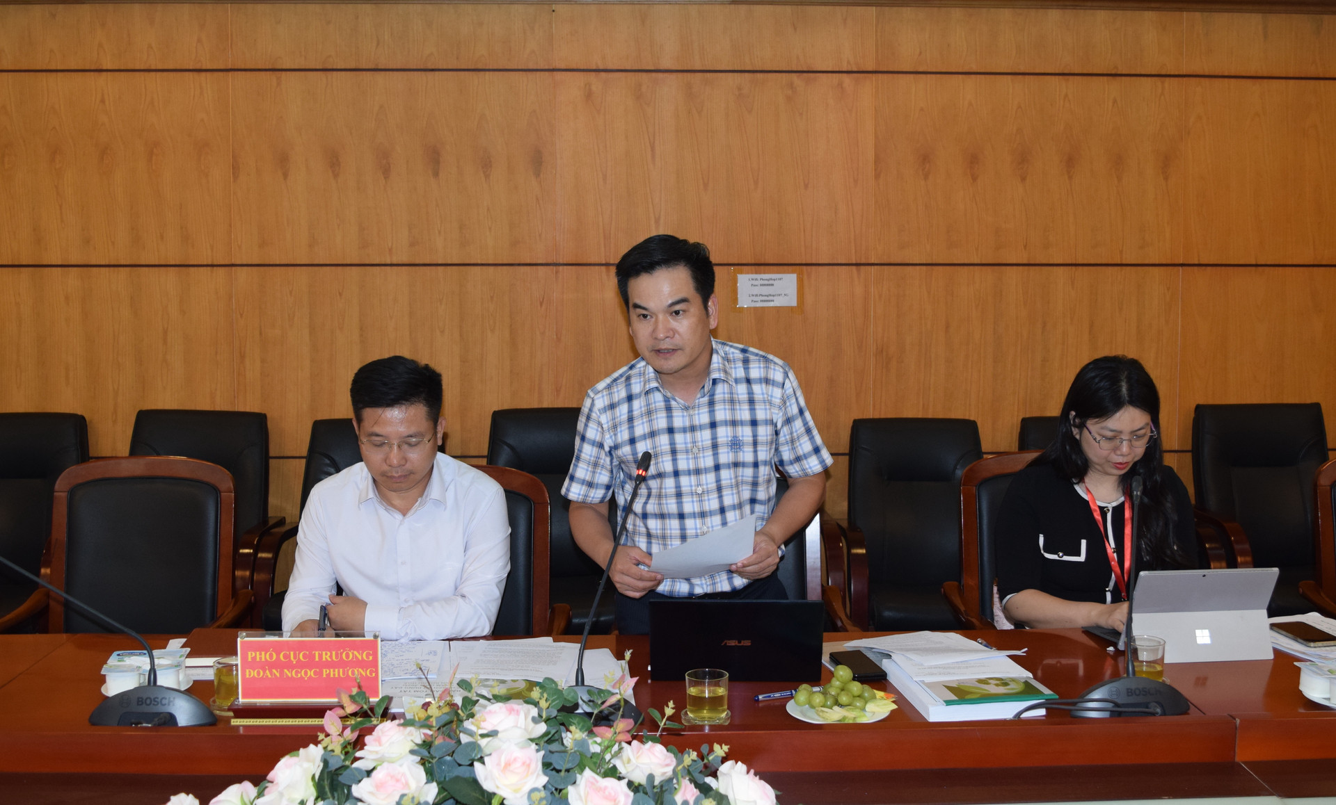 Ông Nguyễn Huy Đức, Phó Trưởng phòng Quy hoạch đất đai trình bày báo cáo thẩm định.