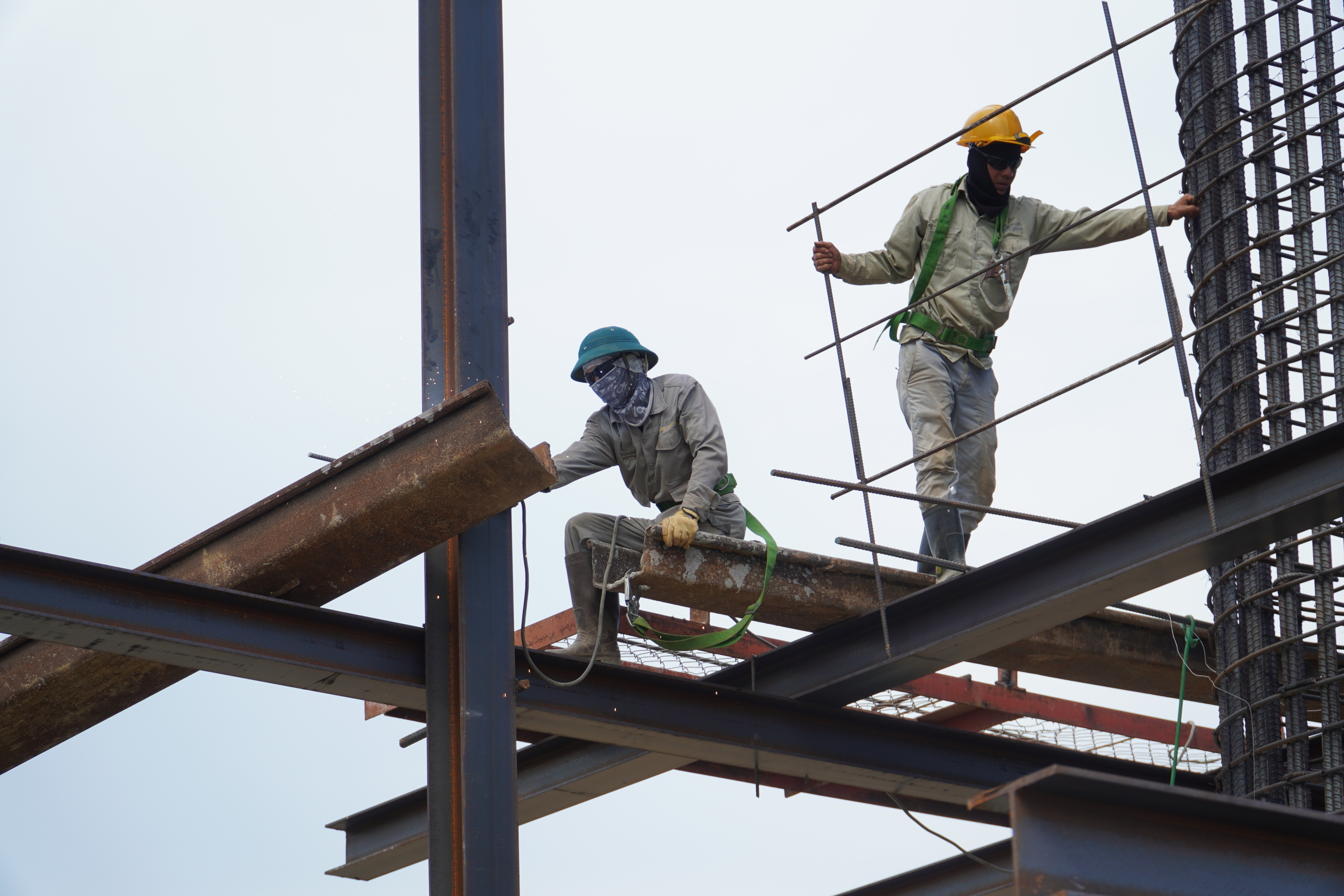 Công nhân thi công trên công trường đường bộ cao tốc Khánh Hòa - Buôn Ma Thuột.