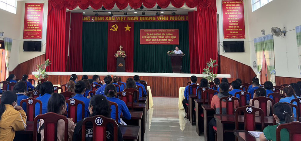Giảng viên đến từ Trung tâm chính trị huyện Khánh Vĩnh truyền đạt các kiến thức về Khái quát lịch sử Đảng cộng sản Việt nam cho các học viên.