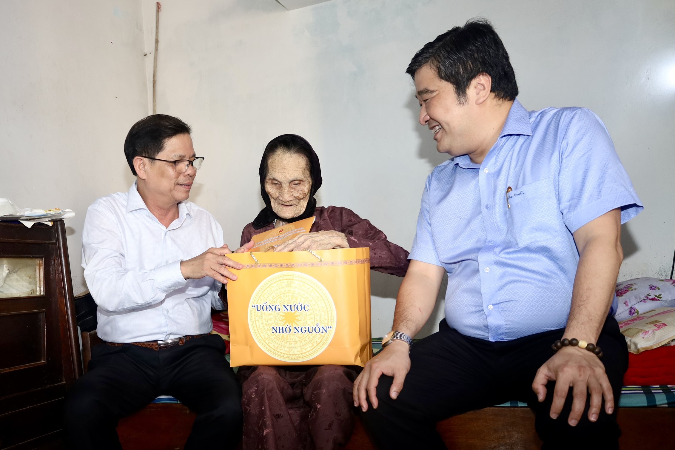 Chủ tịch UBND tỉnh Nguyễn Tấn Tuân thăm, tặng quà người có công với cách mạng ở Ninh Hòa