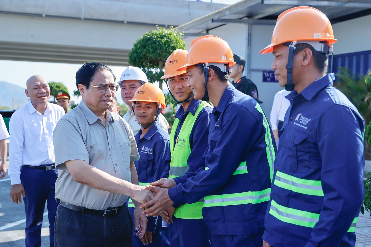 Thủ tướng Phạm Minh Chính bắt tay chúc mừng các kỹ sư, công nhân thi công tuyến Cao tốc Cam Lâm - Vĩnh Hảo
