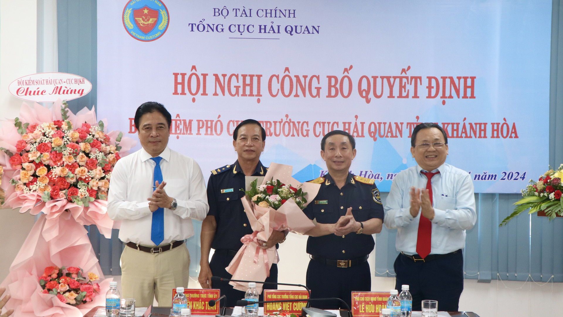 Lãnh đạo tỉnh Khánh Hòa tặng hoa chúc mừng ông Nguyễn Văn Cường.