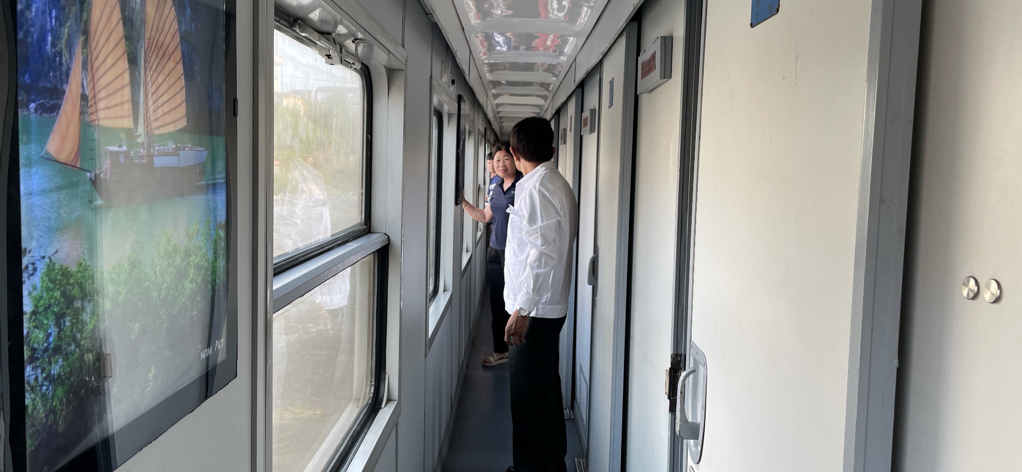 Tàu SE8 đang dừng ở Ga Giã chờ thông tuyến