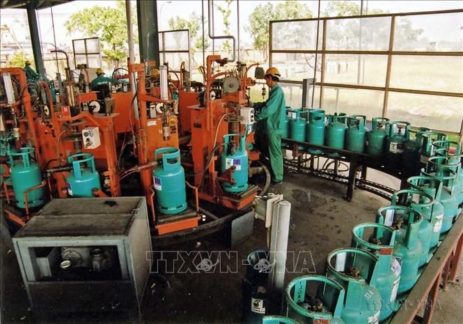 Dây chuyền chiết nạp gas tại nhà máy của Công ty liên doanh khí hóa lỏng Thăng Long. 