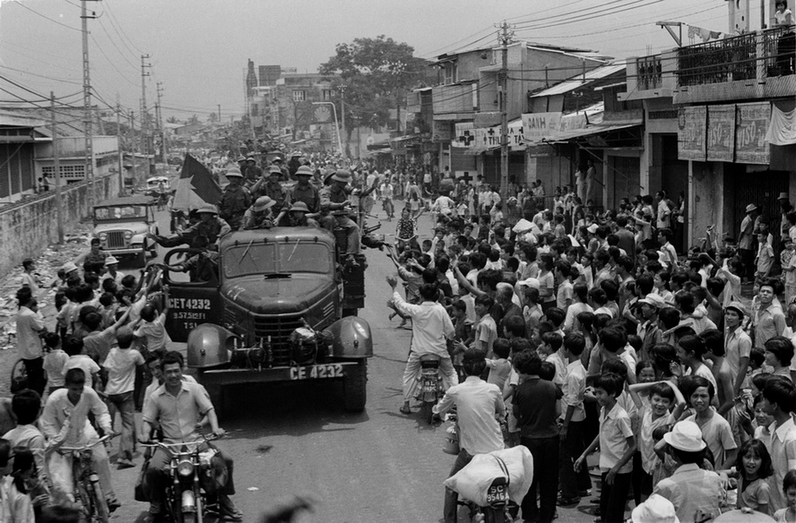 Người dân Sài Gòn chào đón đoàn quân giải phóng. (Ảnh tư liệu)
