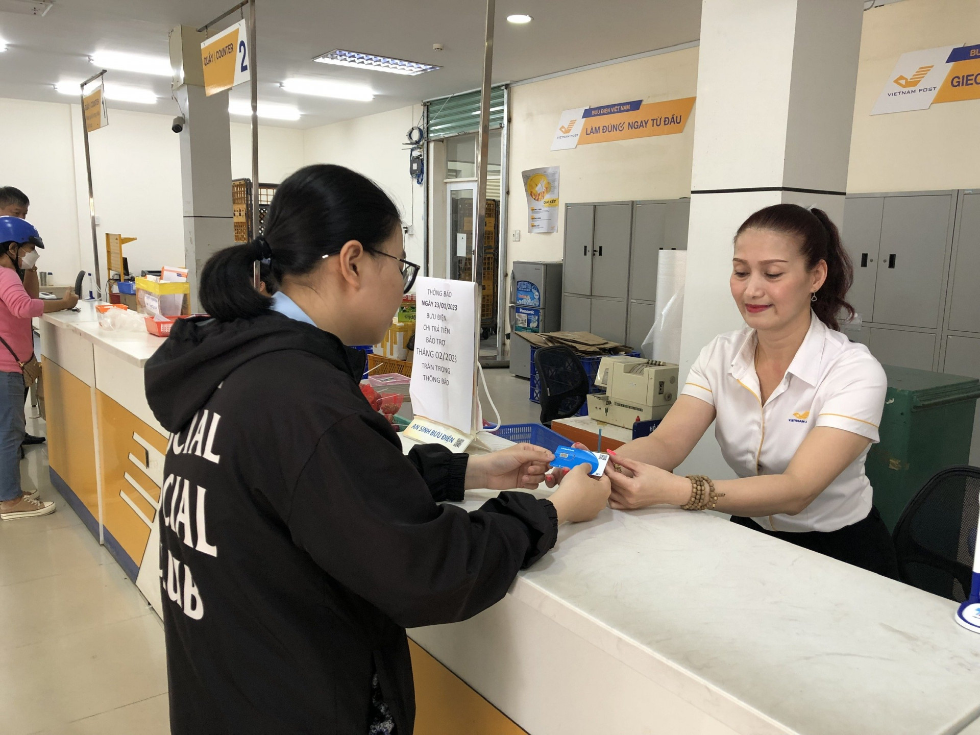 Giao dịch viên Bưu điện TP Nha Trang giới thiệu SIM Vinaphone cho khách hàng