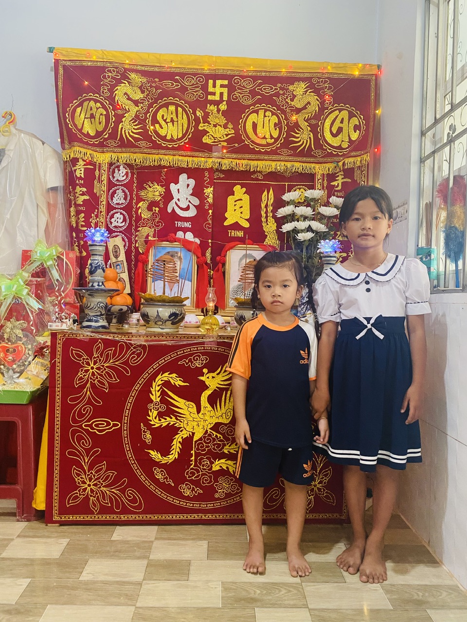 Chị em Quỳnh và Hân còn quá nhỏ đã mồ côi cả cha lẫn mẹ.