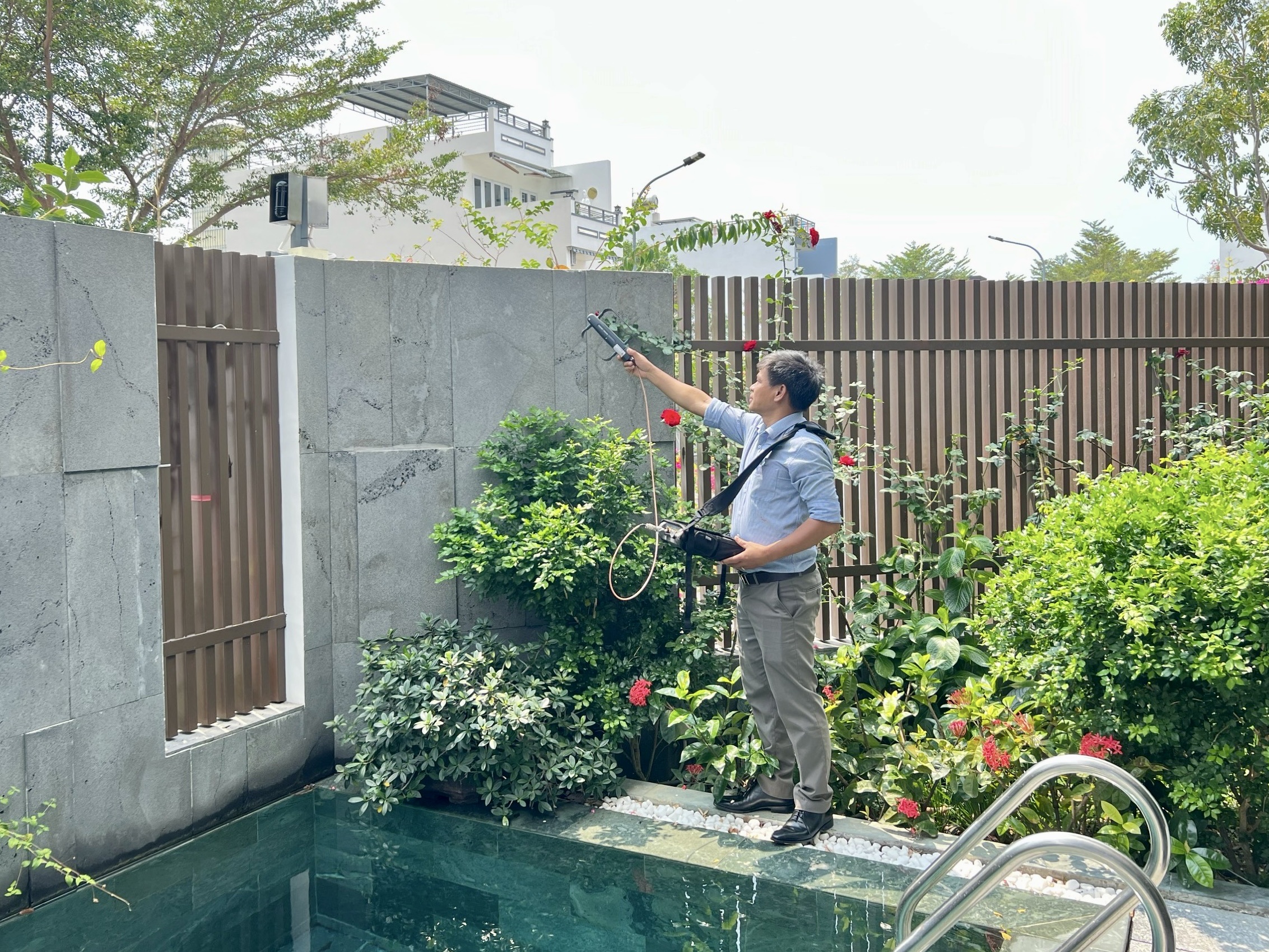 Chìa khóa thông minh bị nhiễu sóng vì hệ thống chống leo rào điện tử.