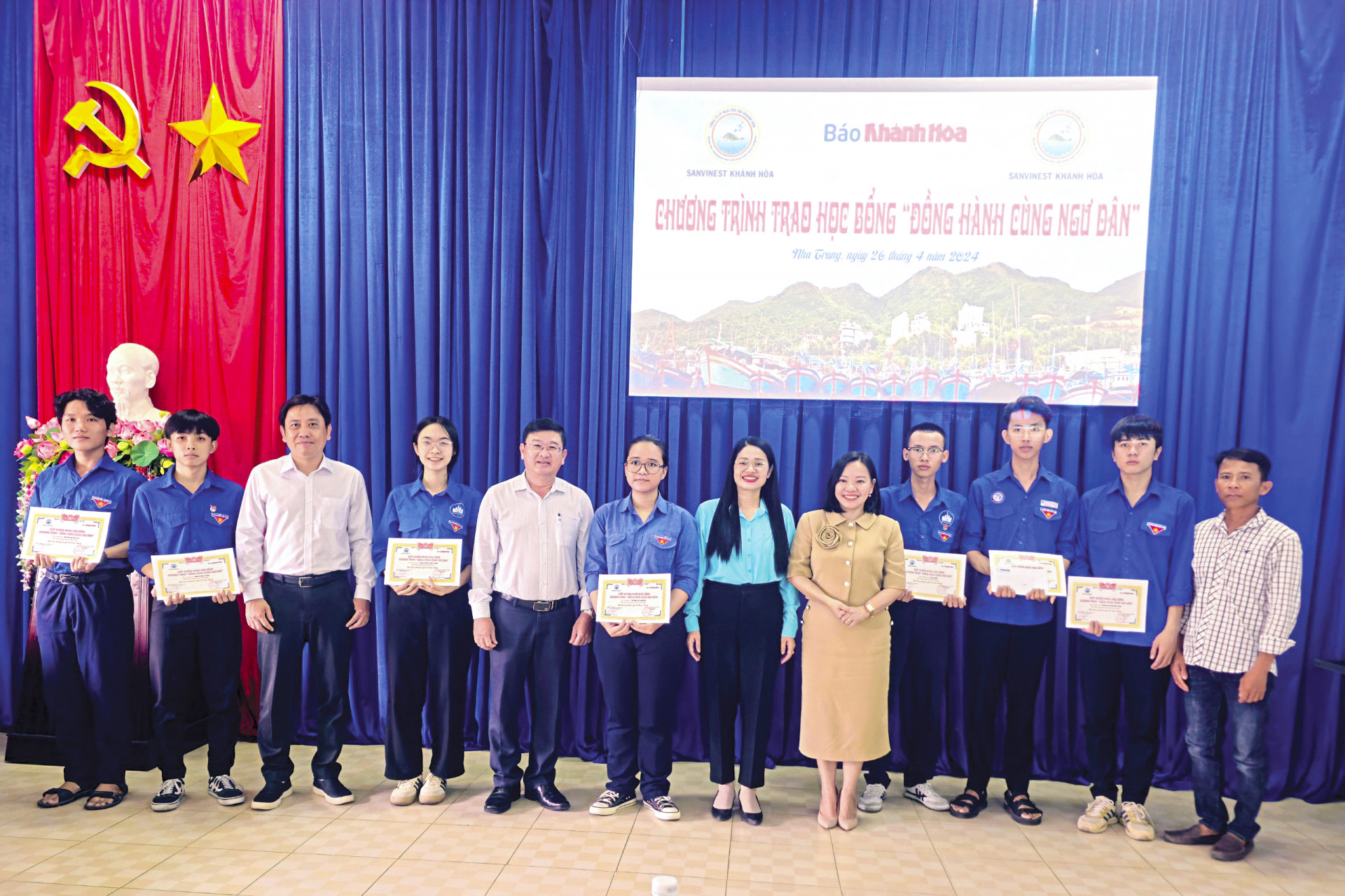 Lãnh đạo Báo Khánh Hòa và lãnh đạo Công ty Cổ phần Nước giải khát Yến sào Khánh Hòa trao học bổng cho các sinh viên.