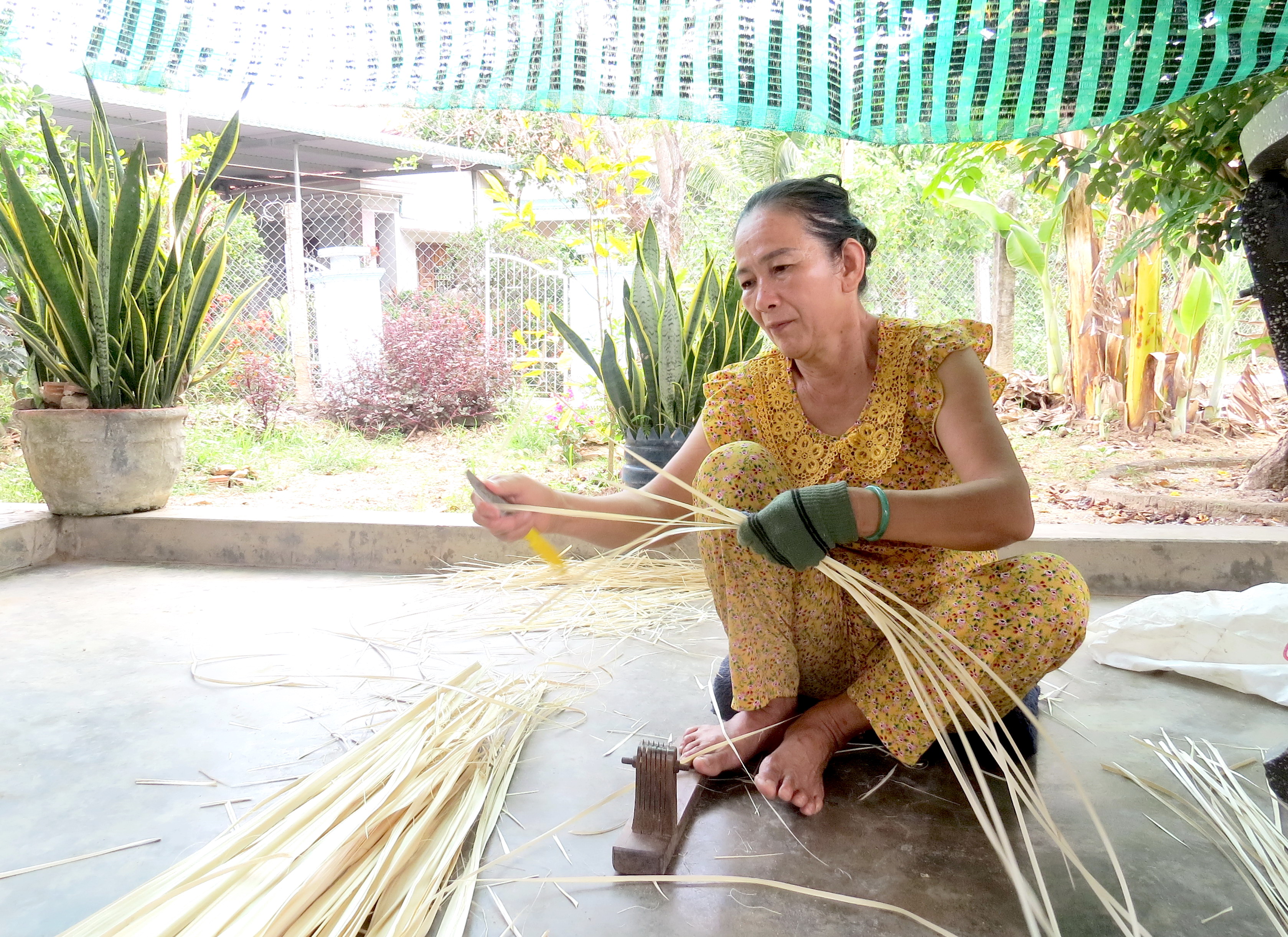 Xã Ninh Bình: Giữ nghề thắt băng buông, làm quạt lá