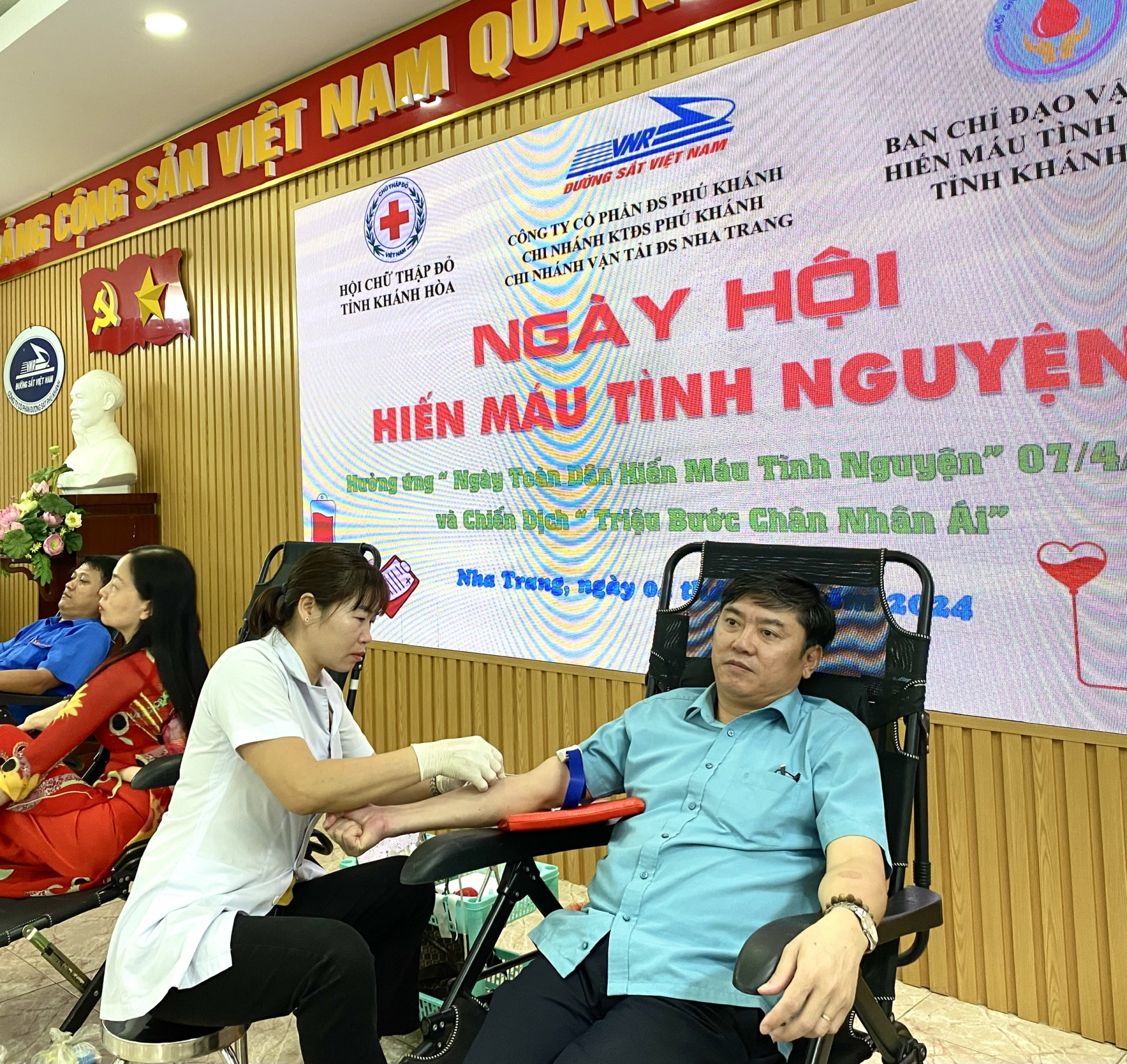 Lãnh đạo Công ty Cổ phần đường Sắt Phú Khánh tham gia hiến máu tình nguyện.
