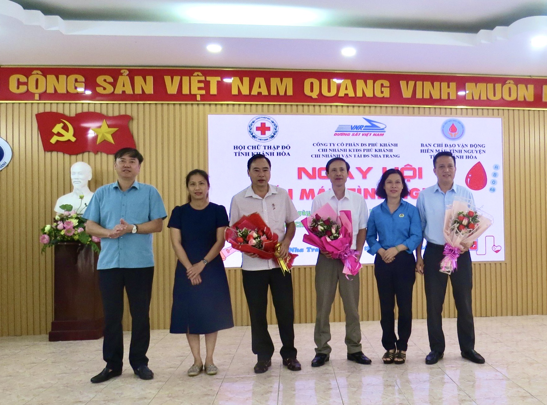 Ban tổ chức trao tặng hoa cho các đơn vị tham gia ngày hội hiến máu tình nguyện 