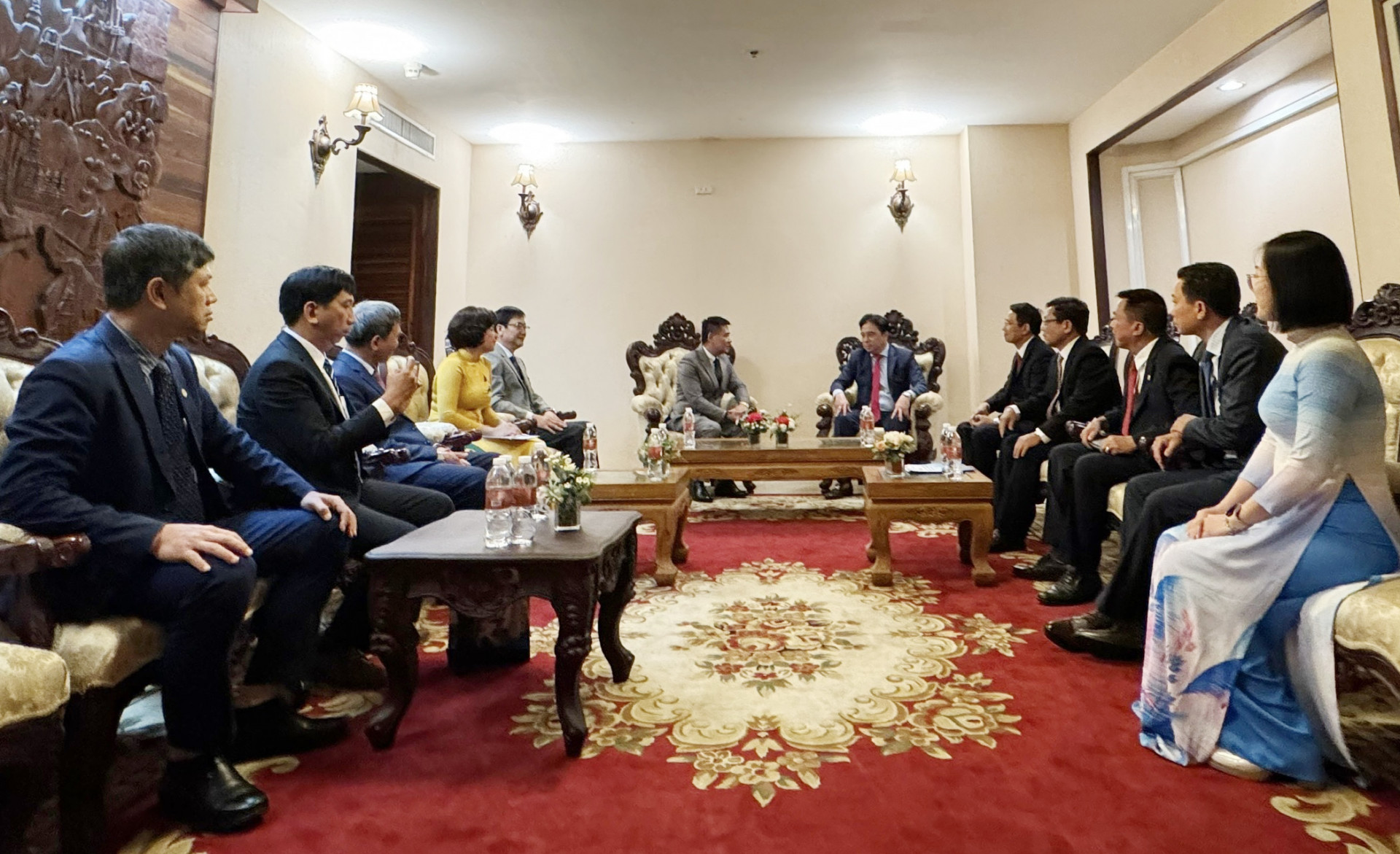 Đoàn đại biểu tỉnh Khánh Hòa gặp gỡ và trao đổi với ông Nguyễn Văn Trung - Tổng Lãnh sự Việt Nam tại Pakse, Lào 