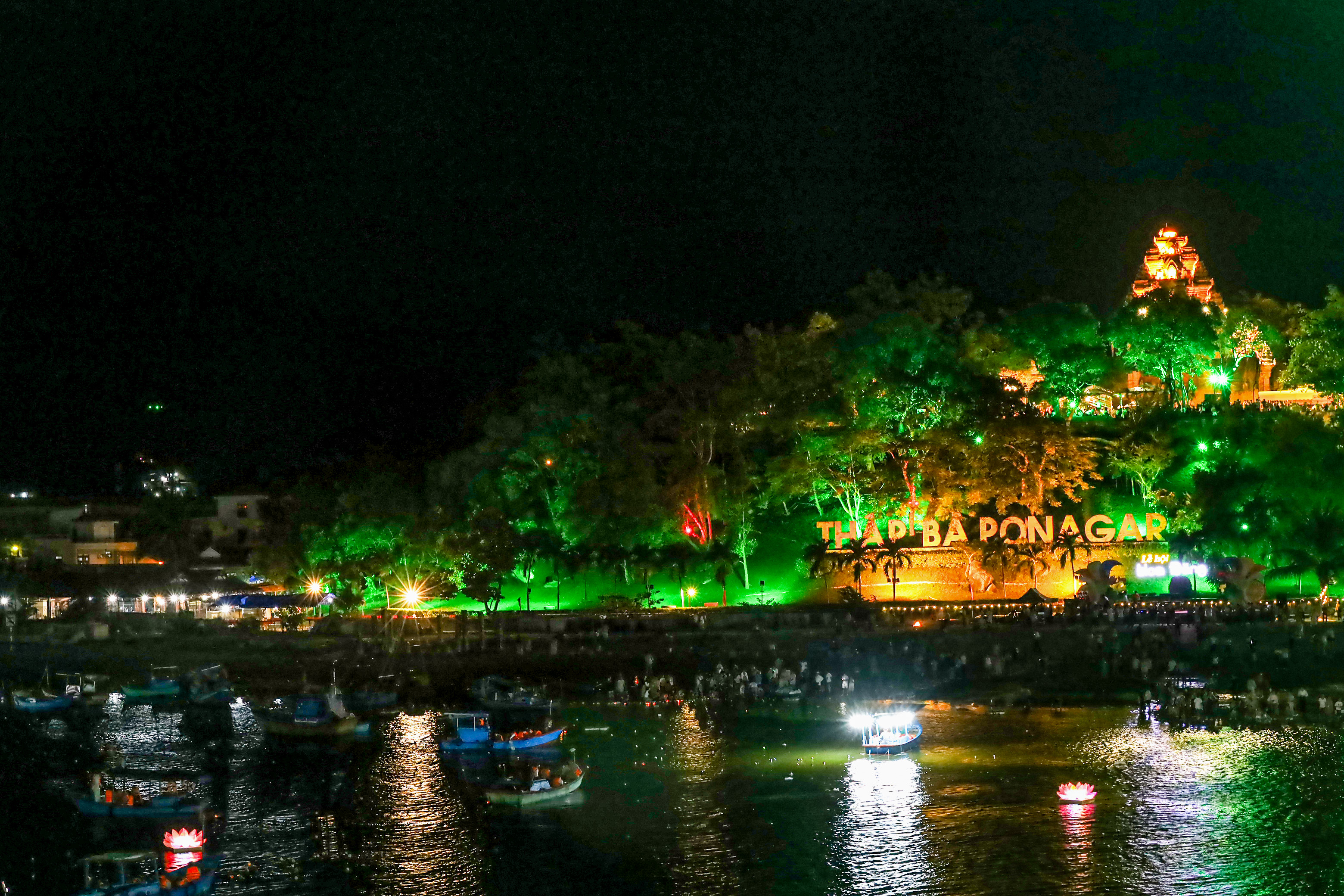 Thả hoa đăng trong Lễ hội Tháp Bà Ponagar