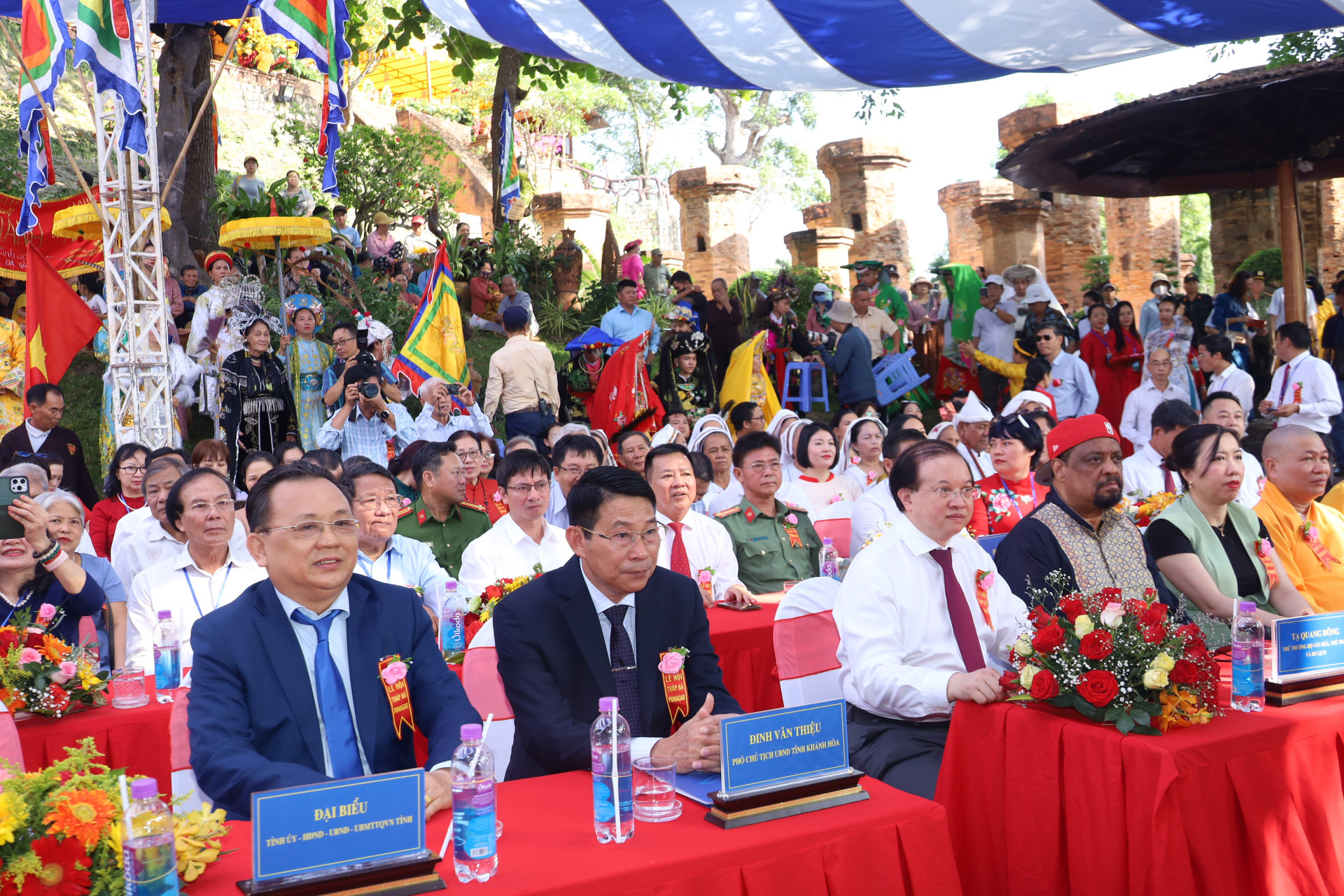 Các đại biểu tham dự khai mạc Lễ hội Tháp Bà Ponagar năm 2024.