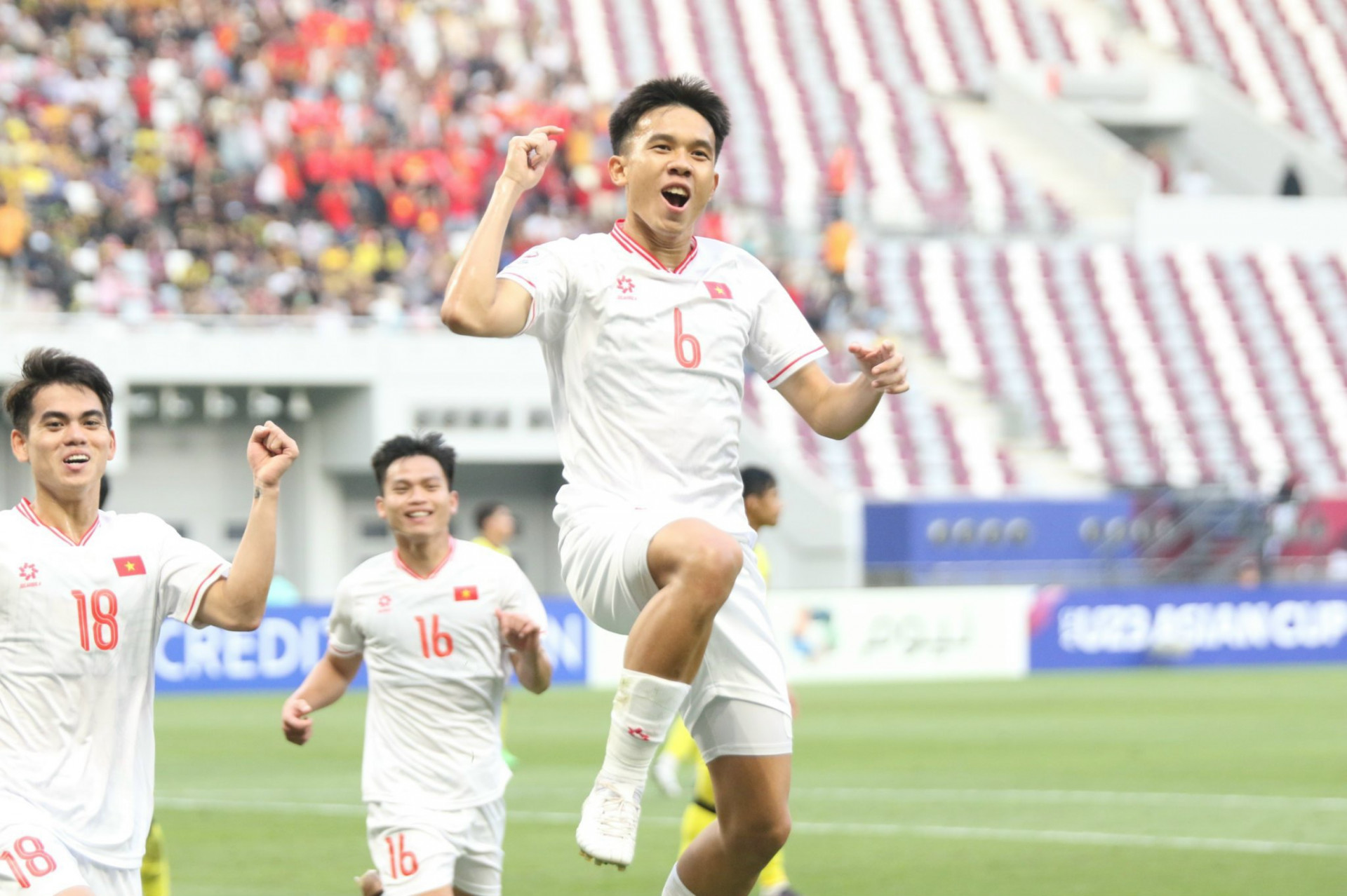 Niềm vui các cầu thủ U23 Việt Nam sau chiến thắng trước Malaysia, giành vé vào tứ kết. (Nguồn: VFF)