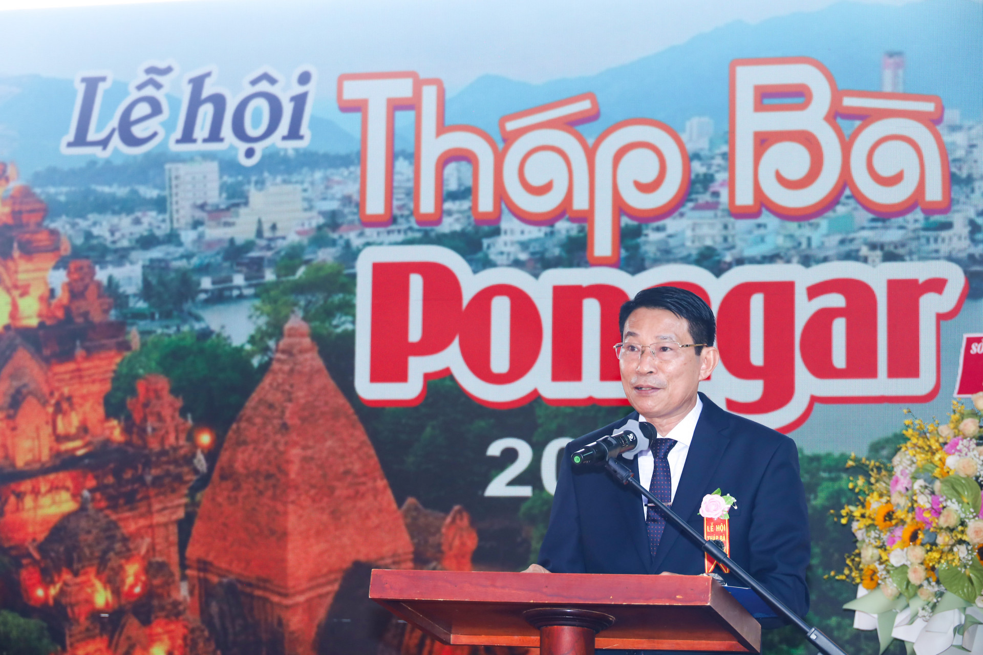 Ông Đinh Văn Thiệu phát biểu khai mạc Lễ hội Tháp Bà Ponagar năm 2024.