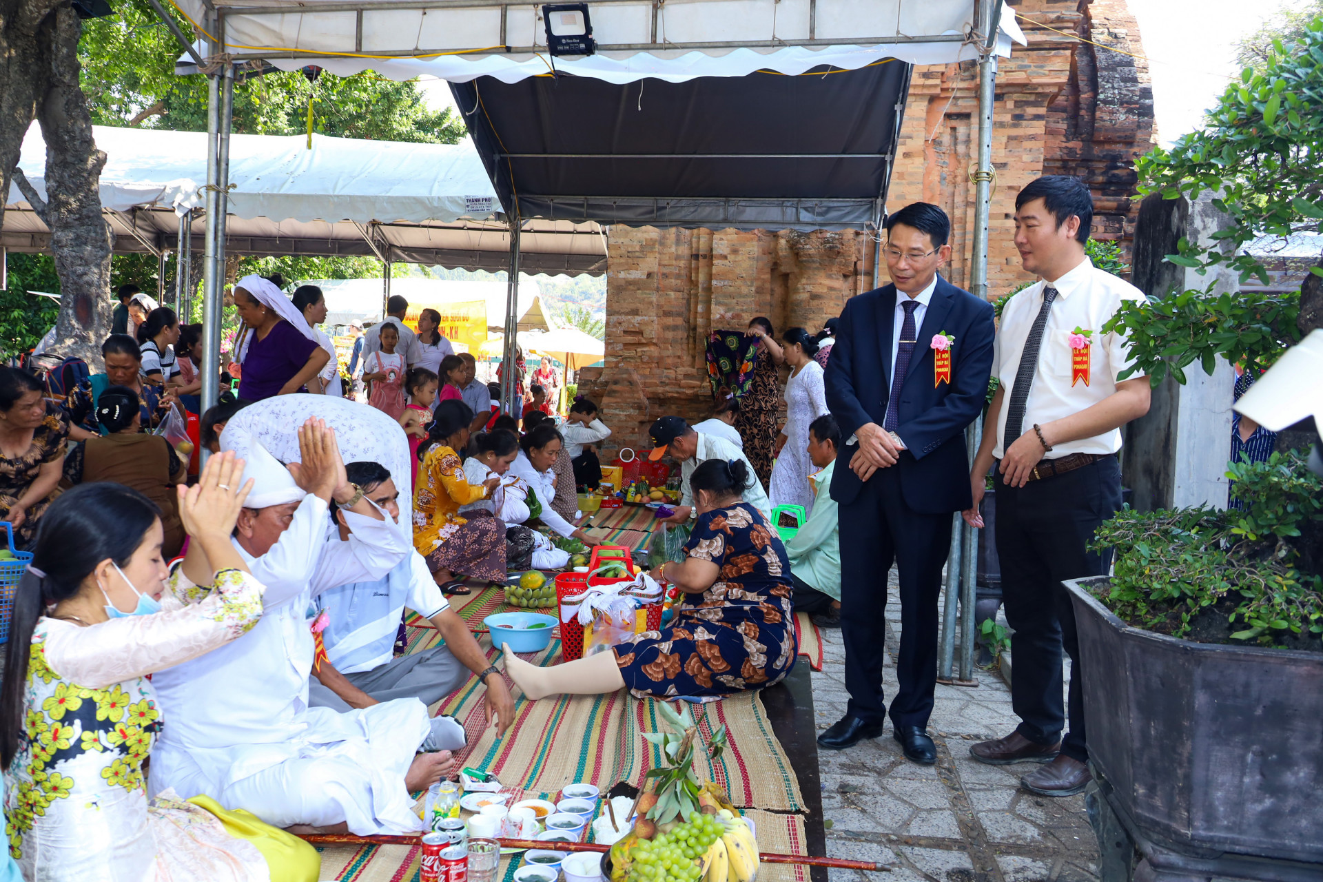 Ông Đinh Văn Thiệu đi xem việc bố trí khu vực để người dân thực hiện các nghi lễ truyền thống.