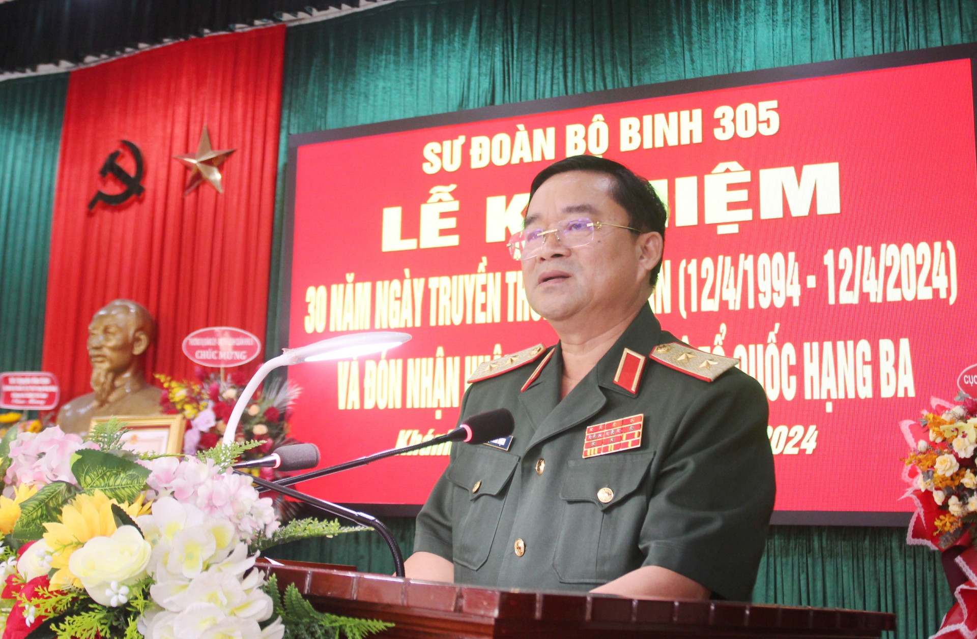 Trung tướng Trịnh Đình Thạch phát biểu tại buổi lễ.